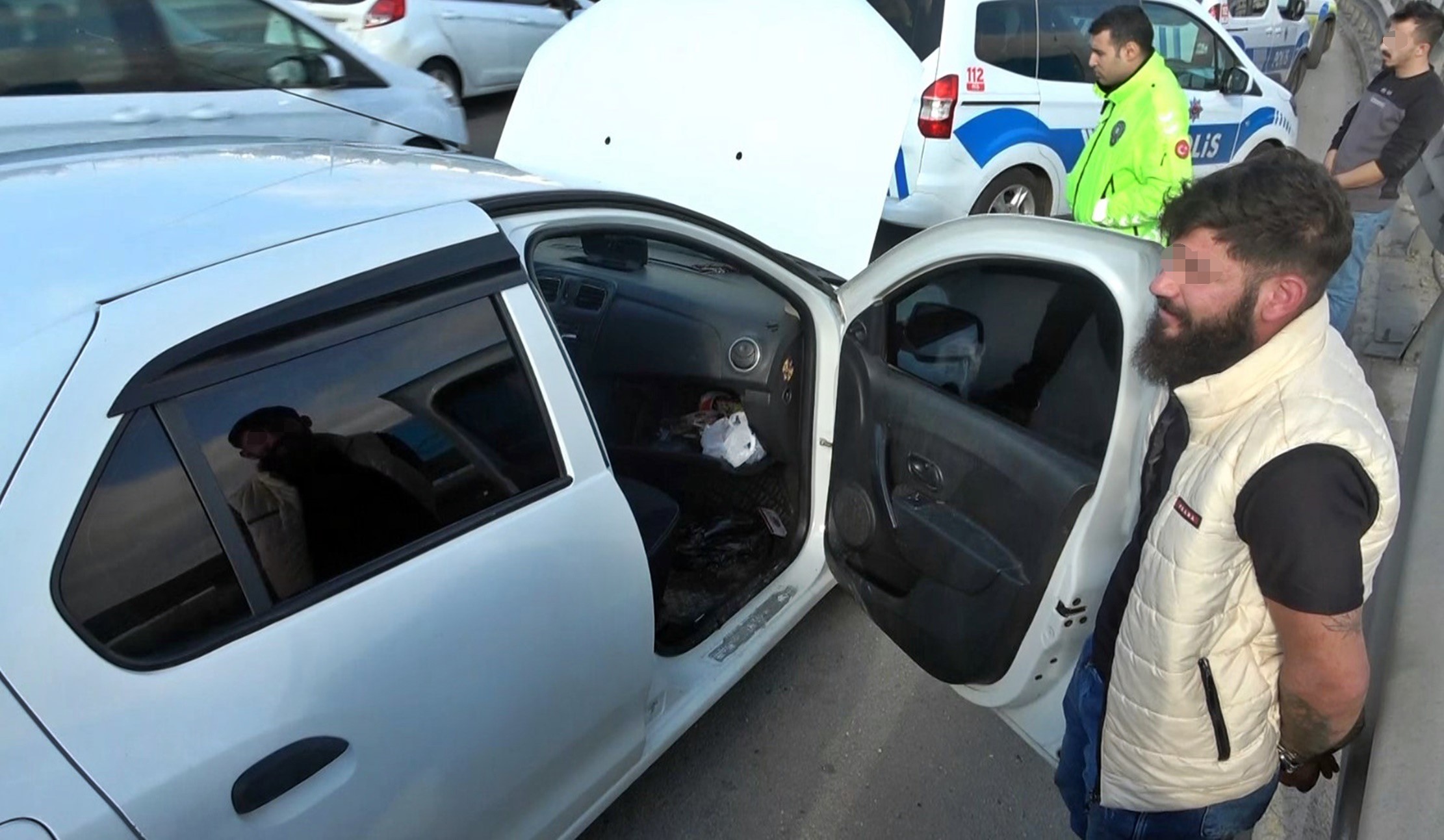 Polisin Lastiklerini Patlatarak Durdurduğu Ehliyetsiz Sürücü Ehliyetsiziz Diye Araba Mı Kullanmayalım (5)