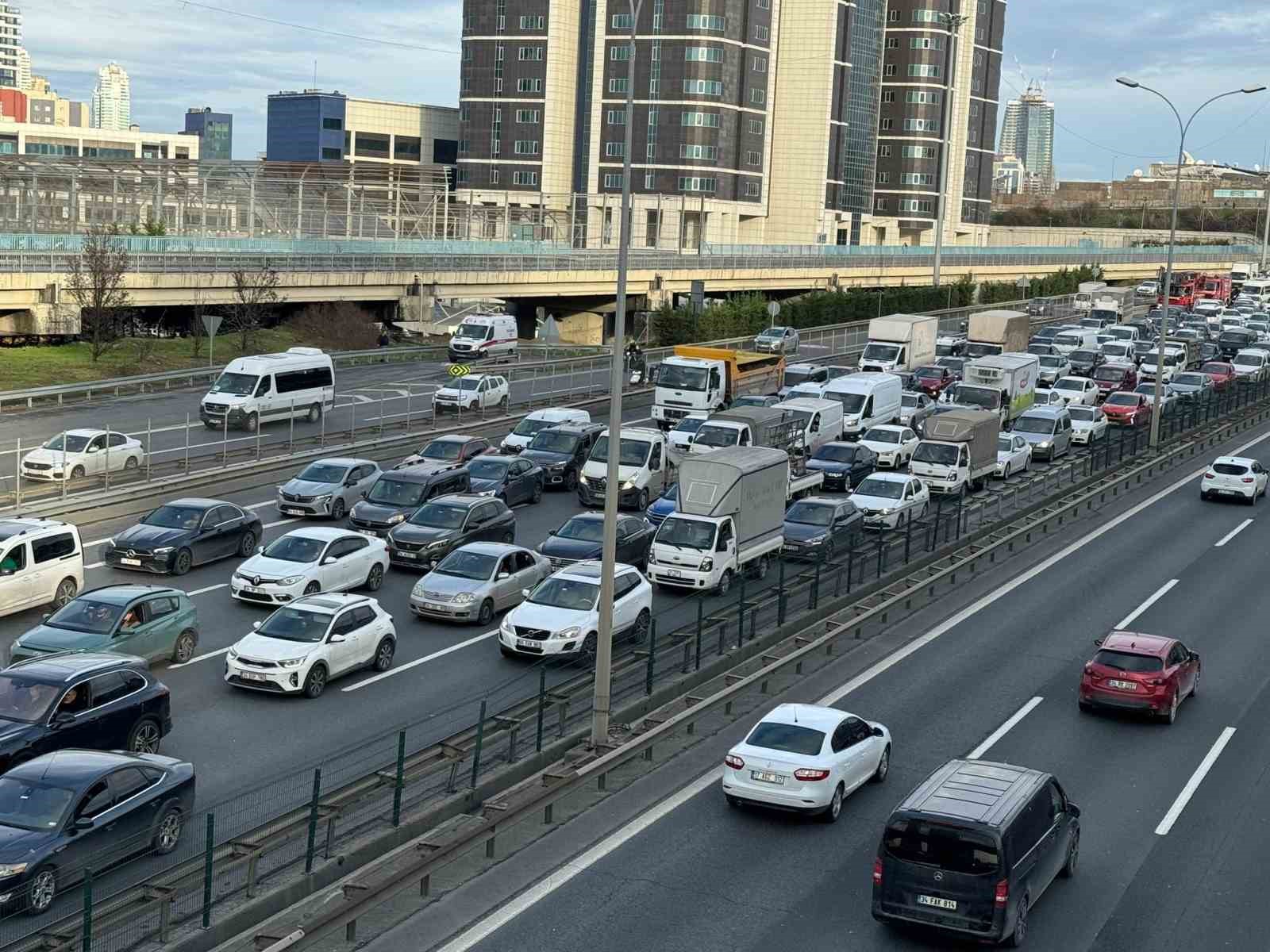 Sarıyer Seyrantepe’de Tem Otoyolunda Okul Servisi Devrildi. Olay Yerine Çok Sayıda Itfaiye, Polis Ve Sağlık Ekibi Sevk Edildi (2)