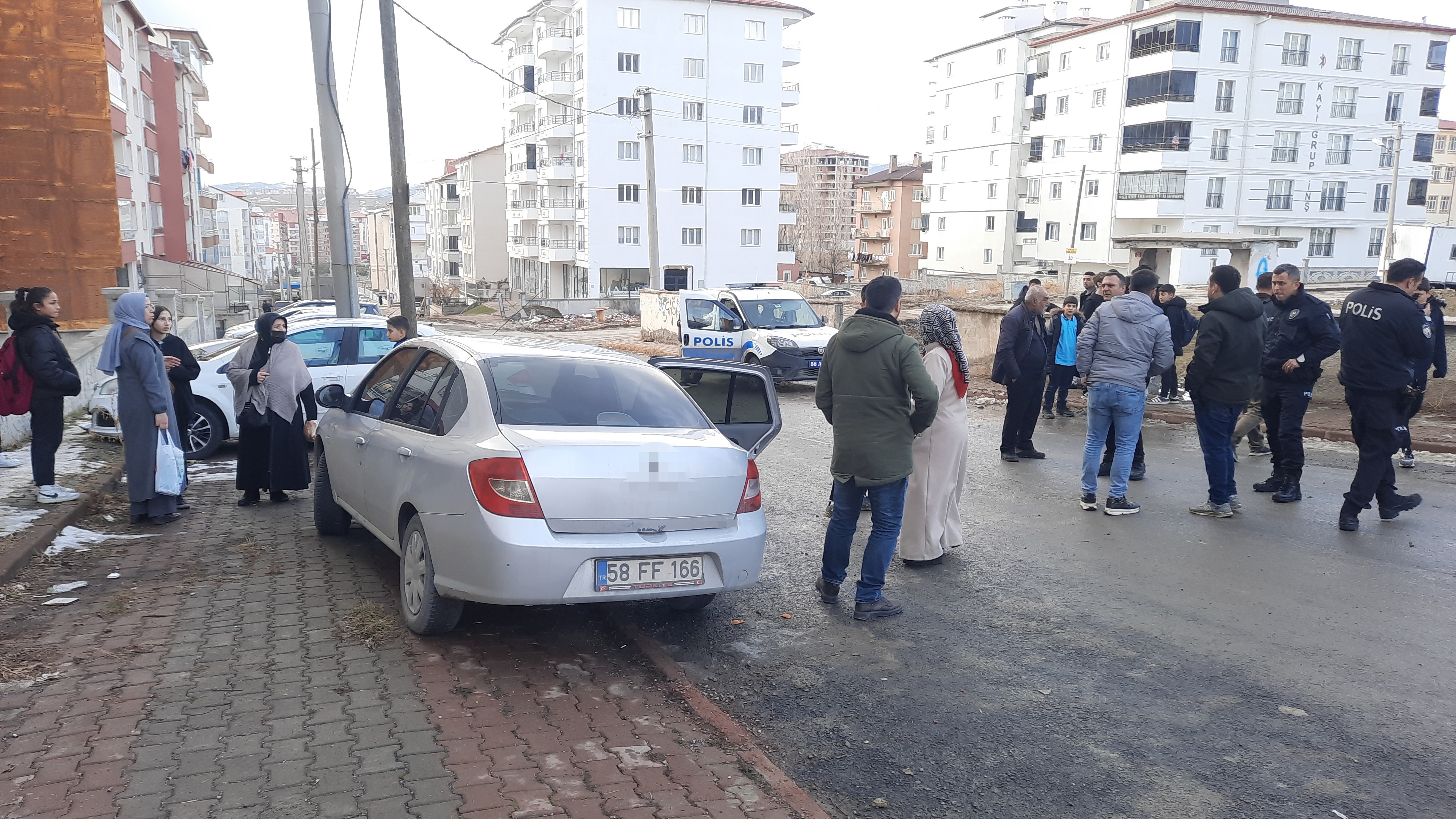 Sivas’ta Lise Ve Ortaokul Öğrencisi Arasında Yaşanan Sözlü Tartışma Kavgaya Dönüştü (4)