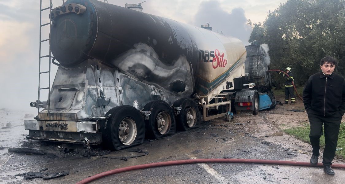 Tanker Ile Otomobil Kafa Kafaya Çarpıştı, Patlayıp Alev Alev Yandı (2)