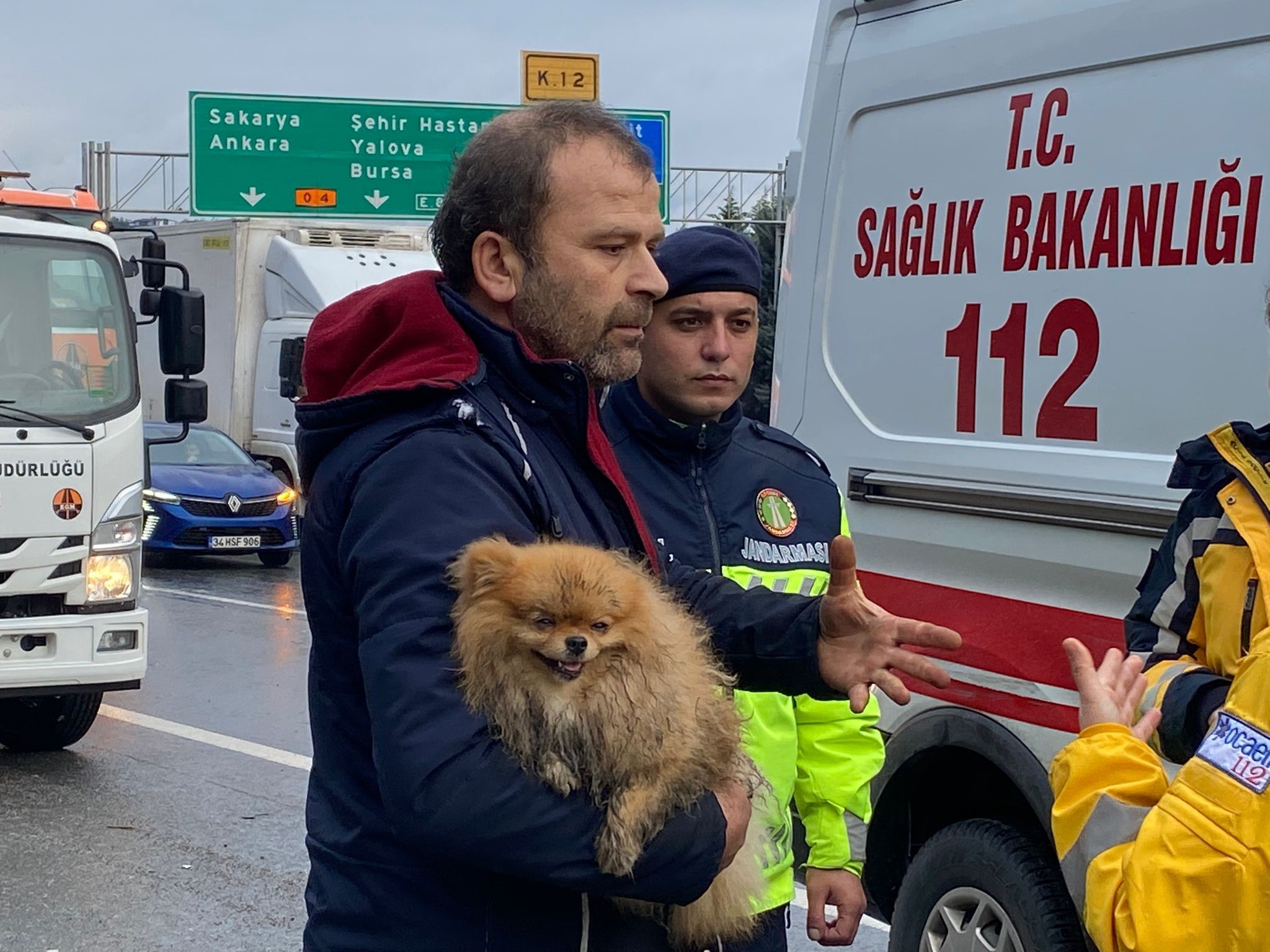 Tem'de Cip Istinat Duvarına Çarptı Köpeğini Bir An Olsun Bırakmadı (1)