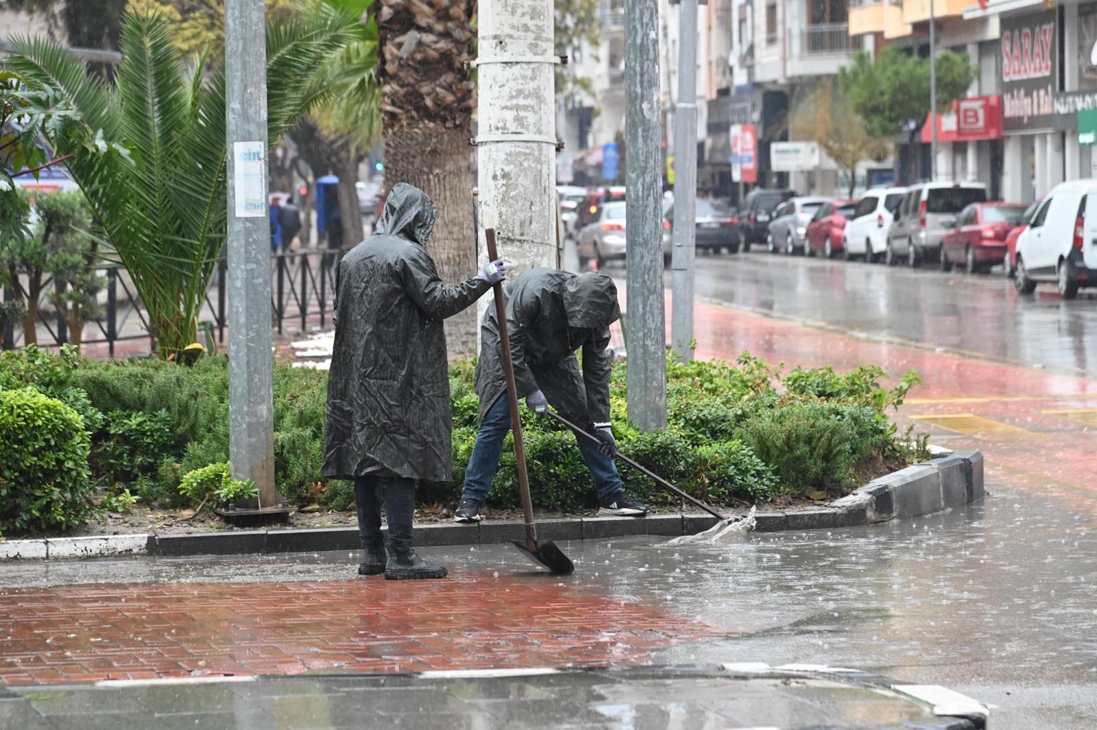 Büyükşehir Ve Maski̇ Ekipleri Yağışta Sahadaydı (7)