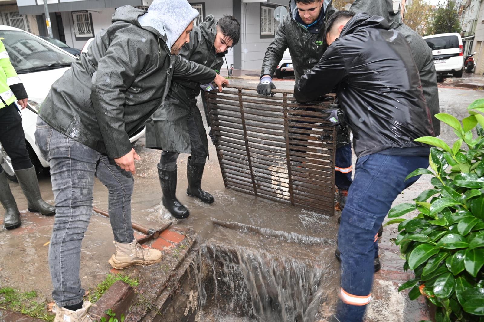 Büyükşehir Ve Maski̇ Ekipleri Yağışta Sahadaydı (9)