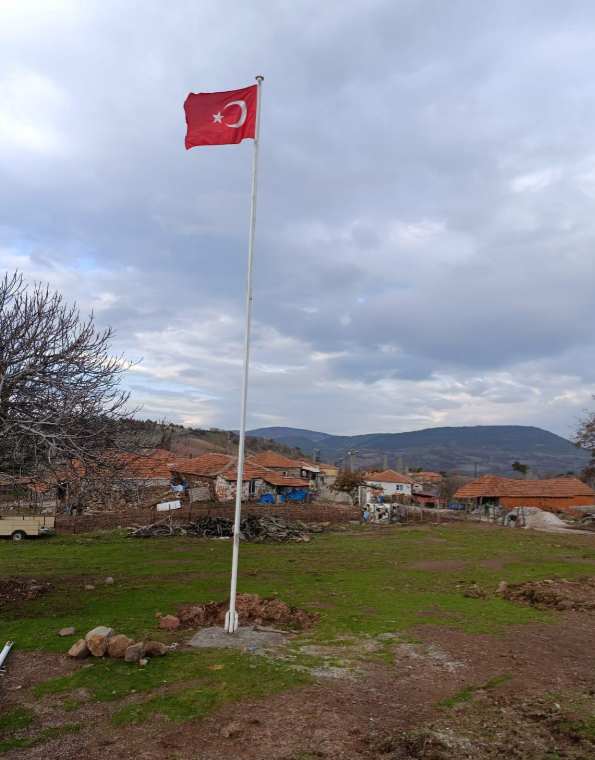 Söğütçük Köyü’nde Bayrak gururu: Türk Bayrağı göklere çekildi