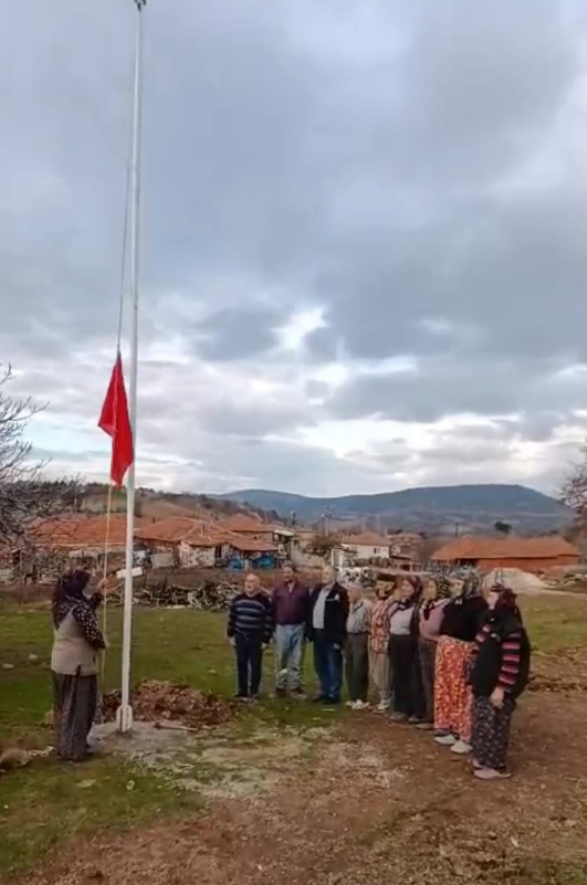 Söğütçük Köyü’nde Bayrak gururu: Türk Bayrağı göklere çekildi