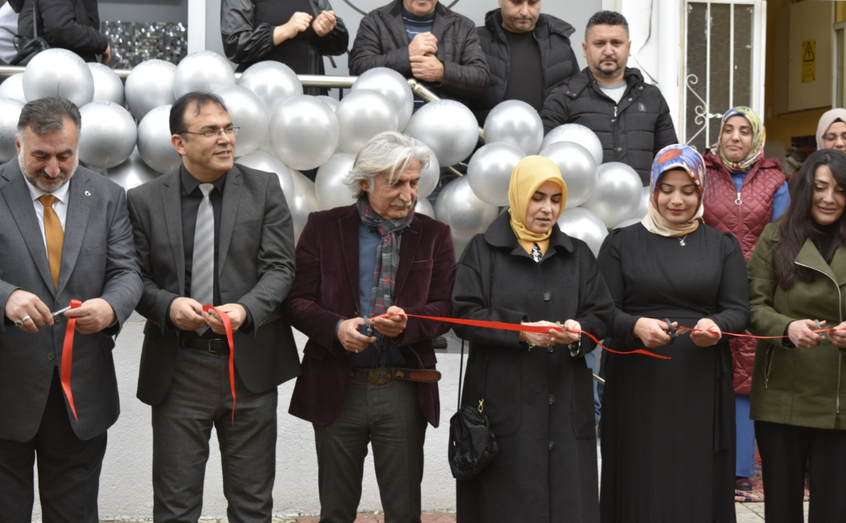 EŞehzadeler’de kursiyer kuaför salonunu açtı