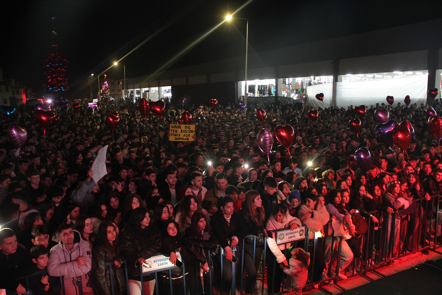 Kula Alışveriş Festivali'nin Ikinci Gününde Yener Çevik Sahne Aldı (1)