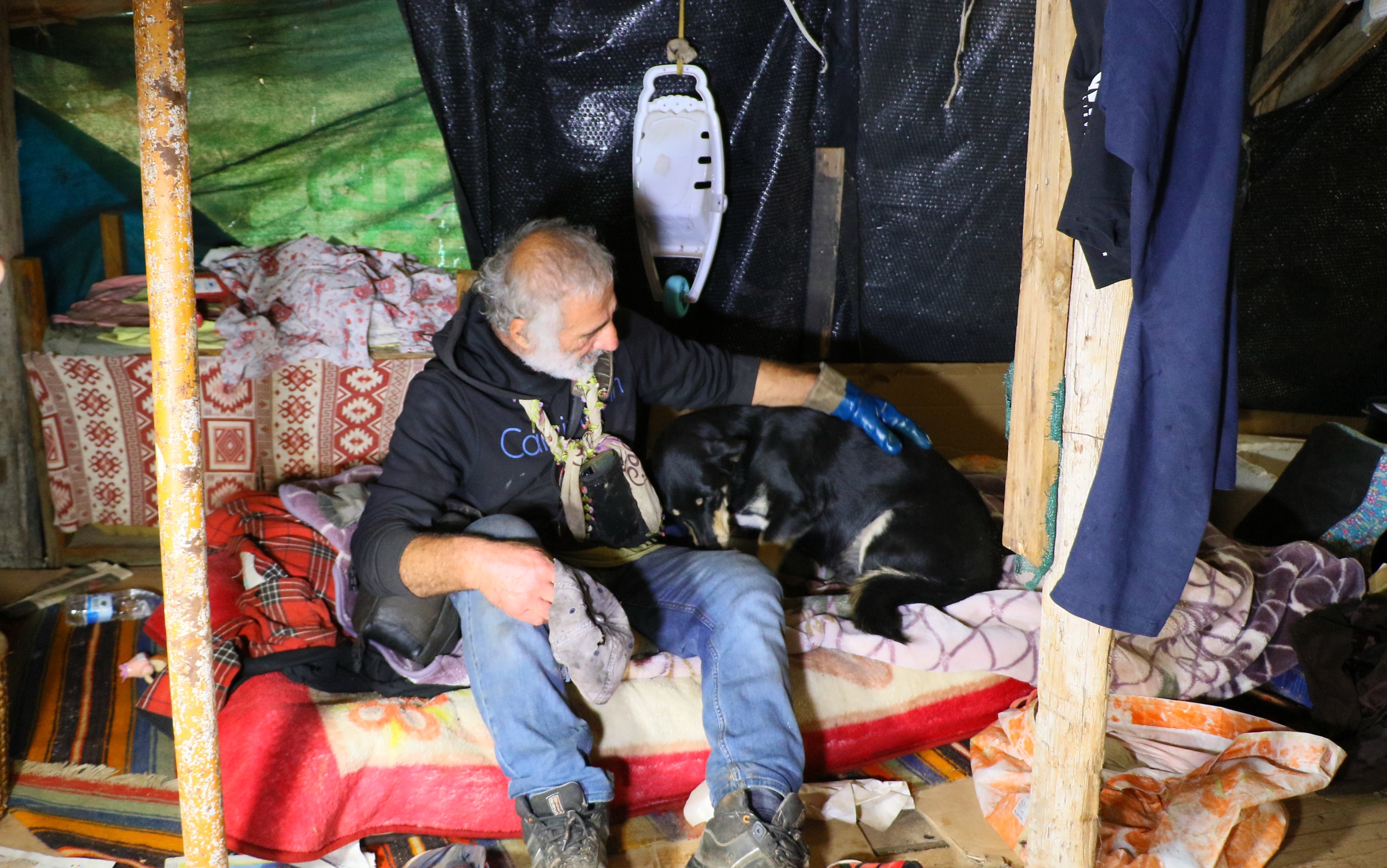 Ölürken Gözyaşlarına Boğulduğu Köpeğini Yaşadığı Barakaya Gömdü (4)