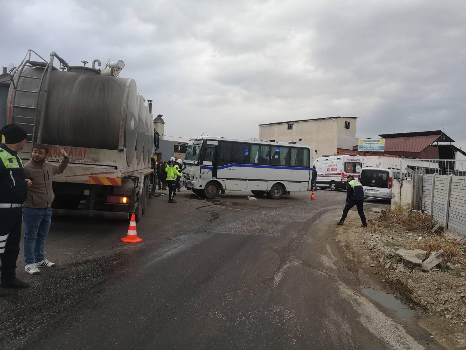 Manisa’da Süt Kamyonu Ile Servis Minibüsü Çarpıştı (2)