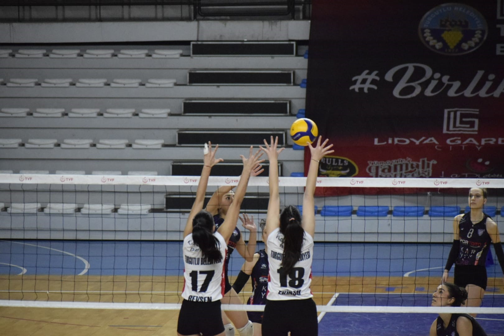 Turgutlu Kadın Voleybol Takımı Rakibine Geçit Vermedi (2)