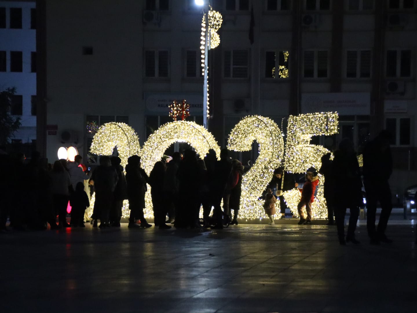 2025 Yılına Saatler Kala Manisa’da Yeni Yıl Heyecanı Şehir Meydanlarına Taşındı (2)