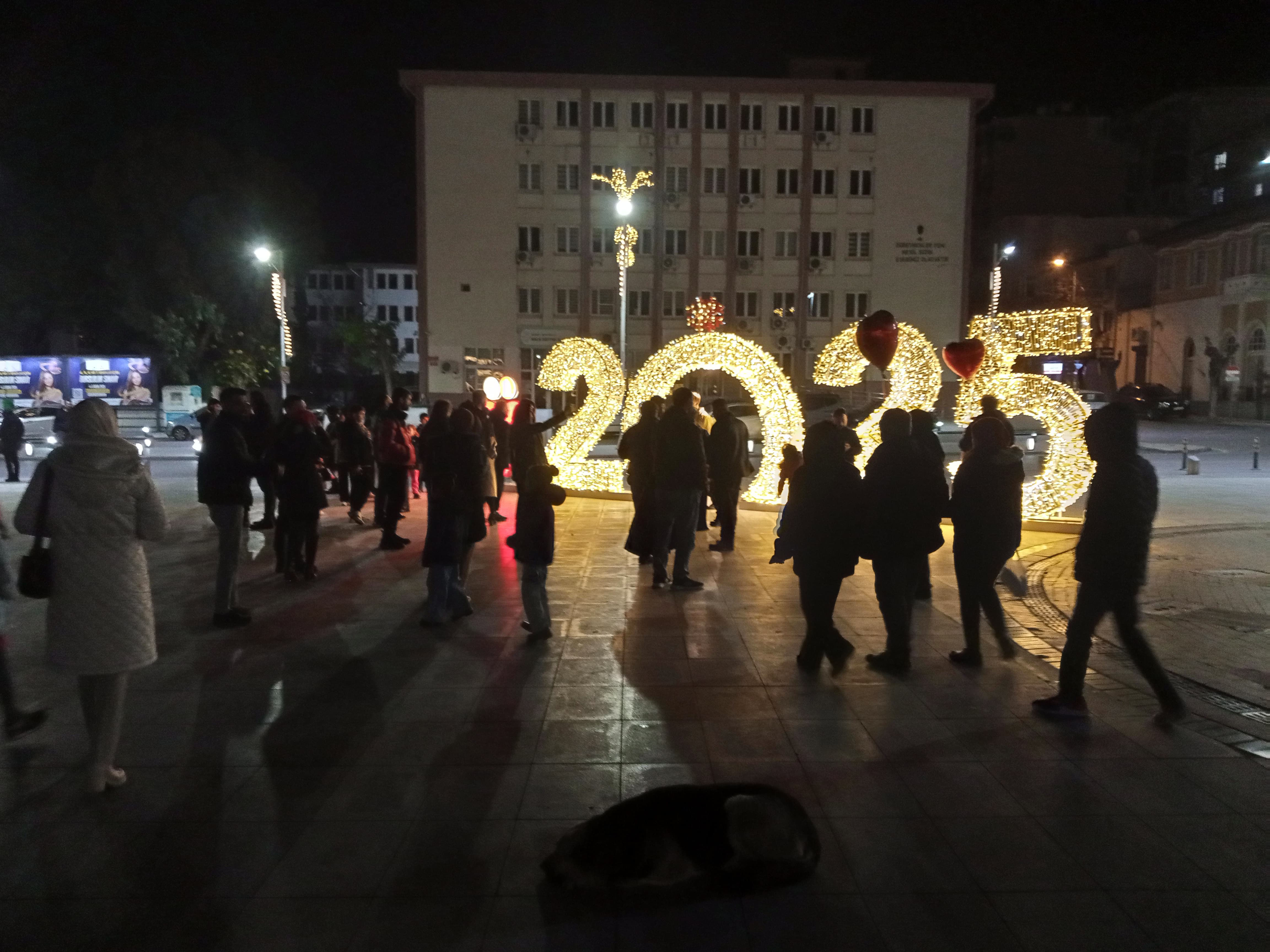 2025 Yılına Saatler Kala Manisa’da Yeni Yıl Heyecanı Şehir Meydanlarına Taşındı (5)