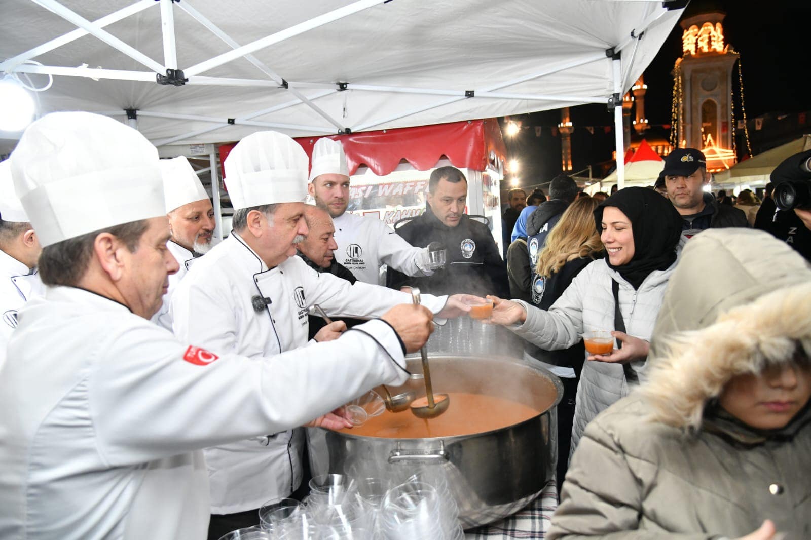 Başkan Balaban’dan Vatandaşlara Çorba Ikramı (1)