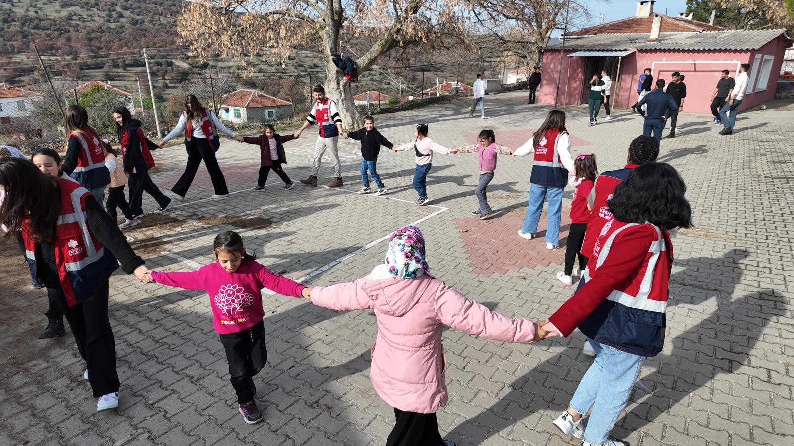 İzmir Vakıflar Bölge Müdürlüğü, Yuntdağı Mahallelerini Ziyaret Etti (3)