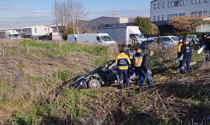 Kırmızı Işıkta Geçince Dereye Uçtu 2 Yaralı (3)