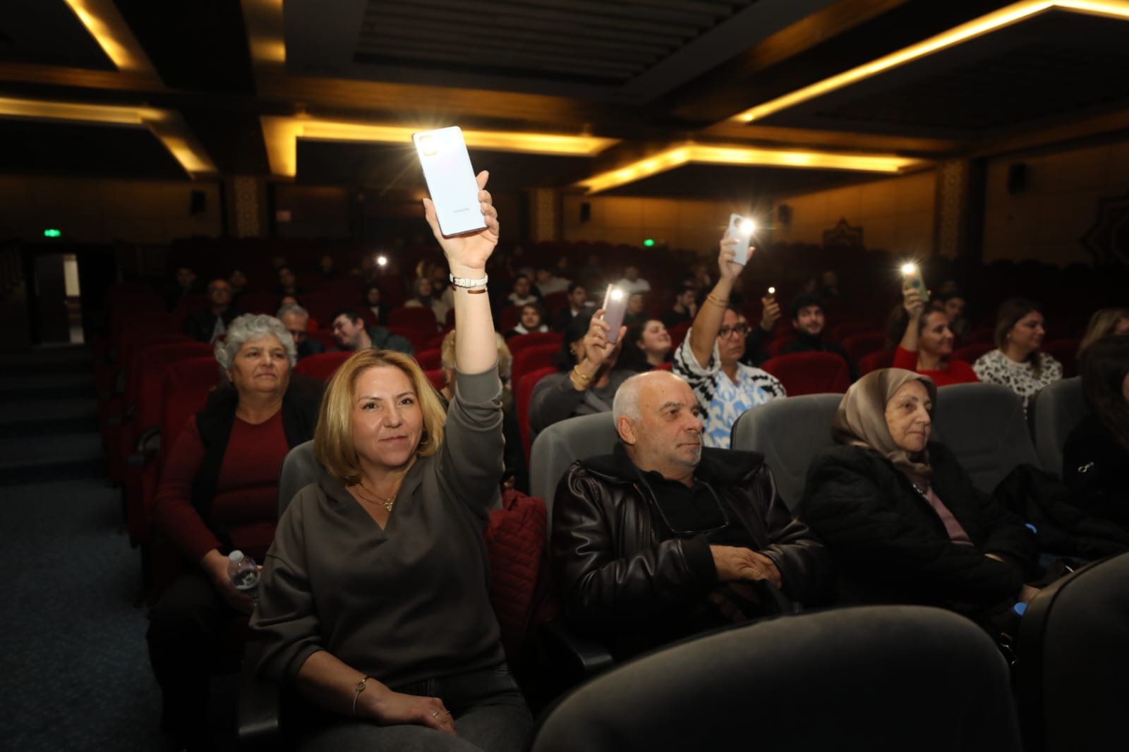 Manisa Cbü Öğrencilerinin Oluşturduğu Grup Parla Ve Yüksel, Millet Çarşısı’nda Sahne Alarak Izleyicilere Unutulmaz Anlar Yaşattı (9)