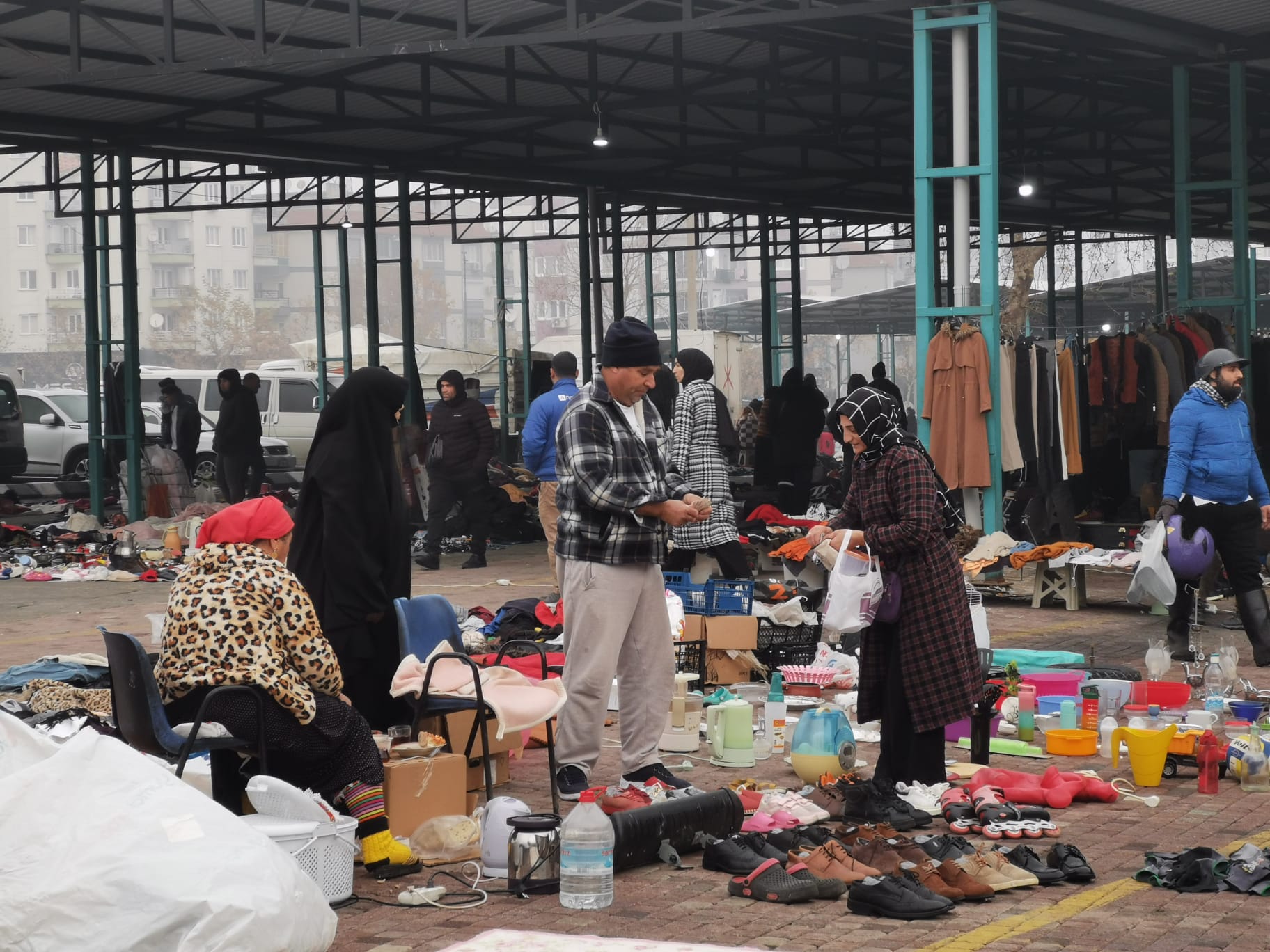 Manisa’da Bit Pazarında Esnaflar Satış Yaparken Soğuk Havada Zor Anlar Yaşandığını Belirttiler (12)