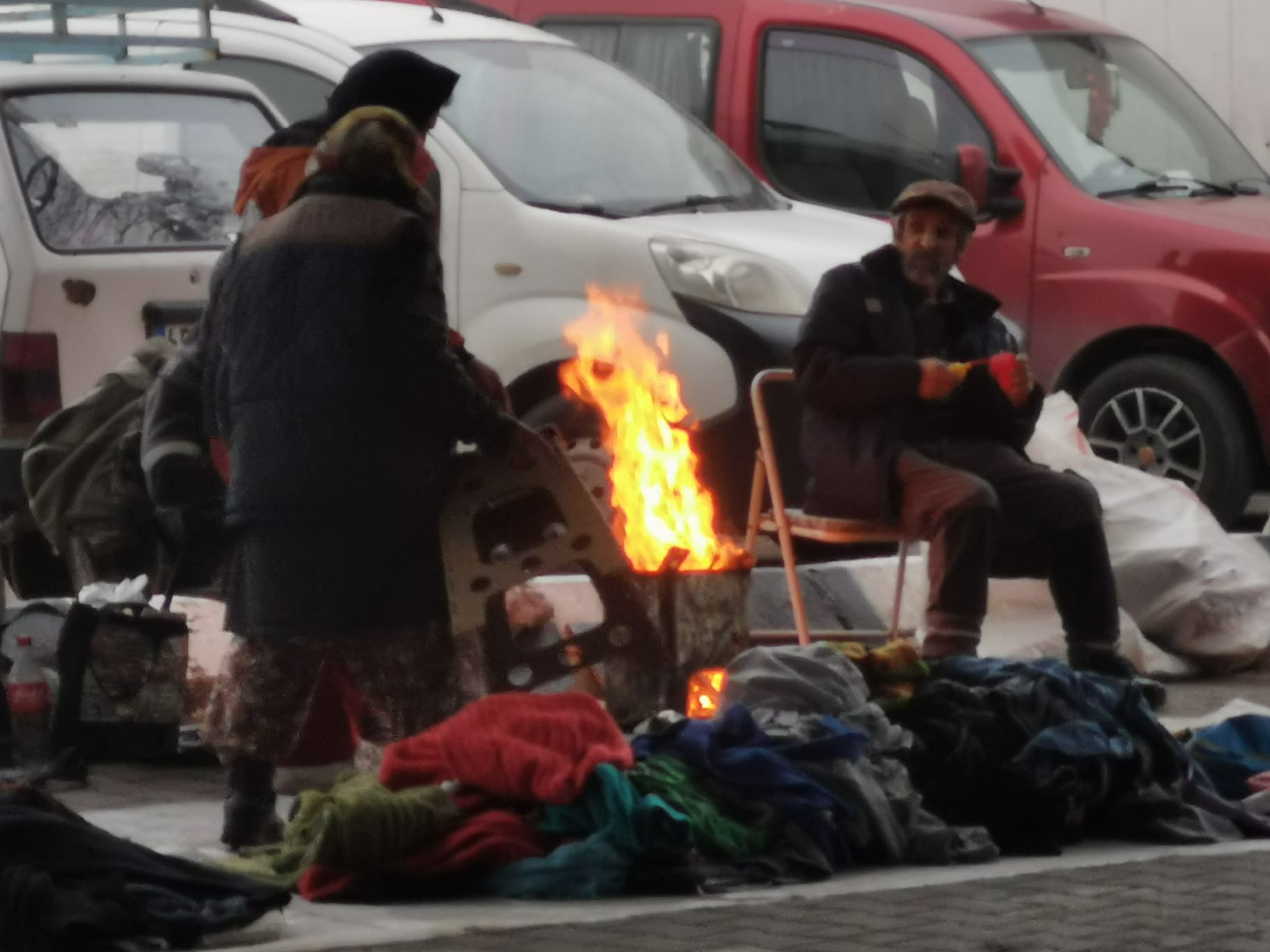 Manisa’da Bit Pazarında Esnaflar Satış Yaparken Soğuk Havada Zor Anlar Yaşandığını Belirttiler (2)