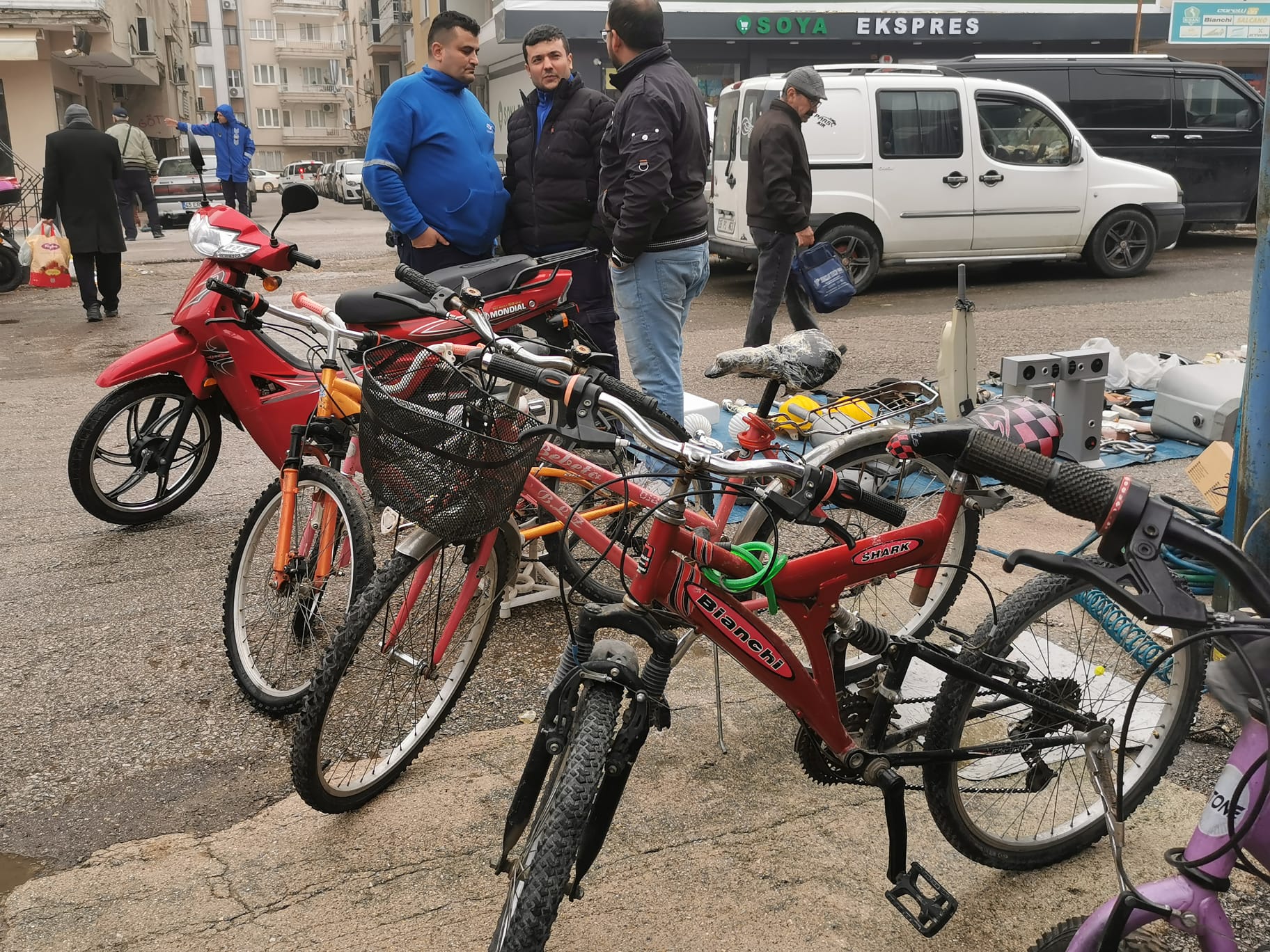 Manisa’da Bit Pazarında Esnaflar Satış Yaparken Soğuk Havada Zor Anlar Yaşandığını Belirttiler (5)