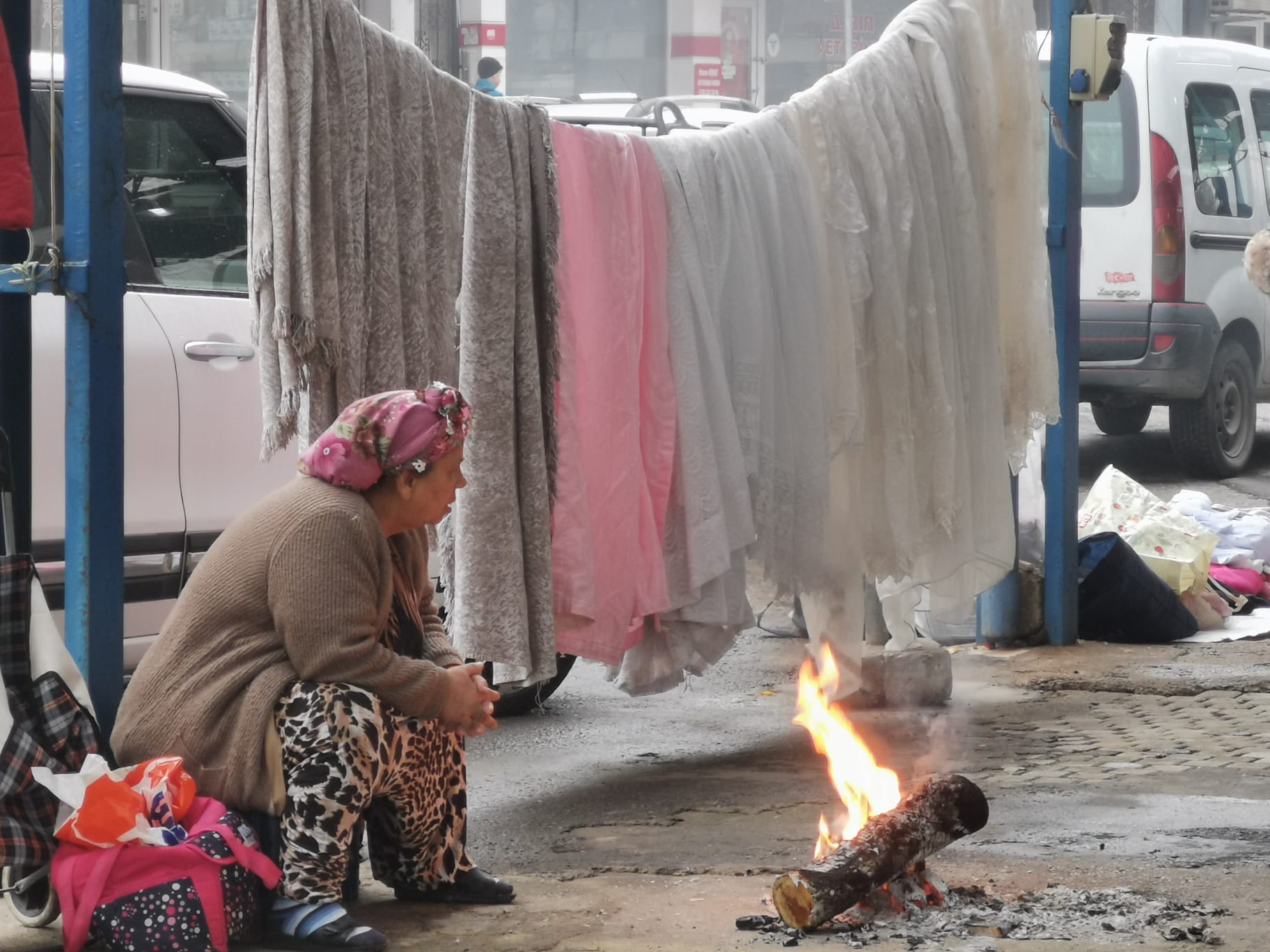 Manisa’da Bit Pazarında Esnaflar Satış Yaparken Soğuk Havada Zor Anlar Yaşandığını Belirttiler (6)