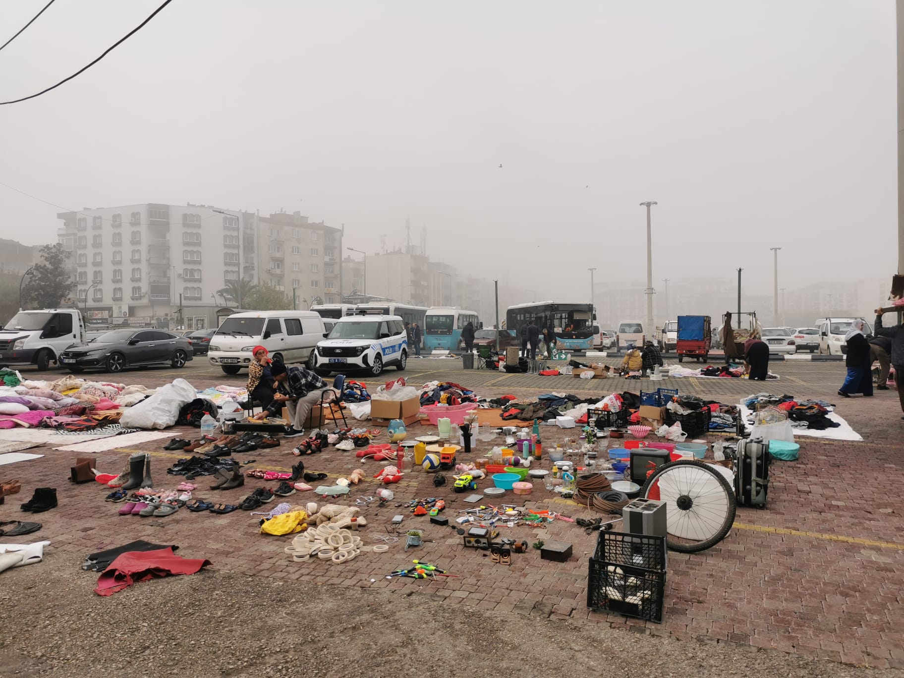 Manisa’da Bit Pazarında Esnaflar Satış Yaparken Soğuk Havada Zor Anlar Yaşandığını Belirttiler (9)