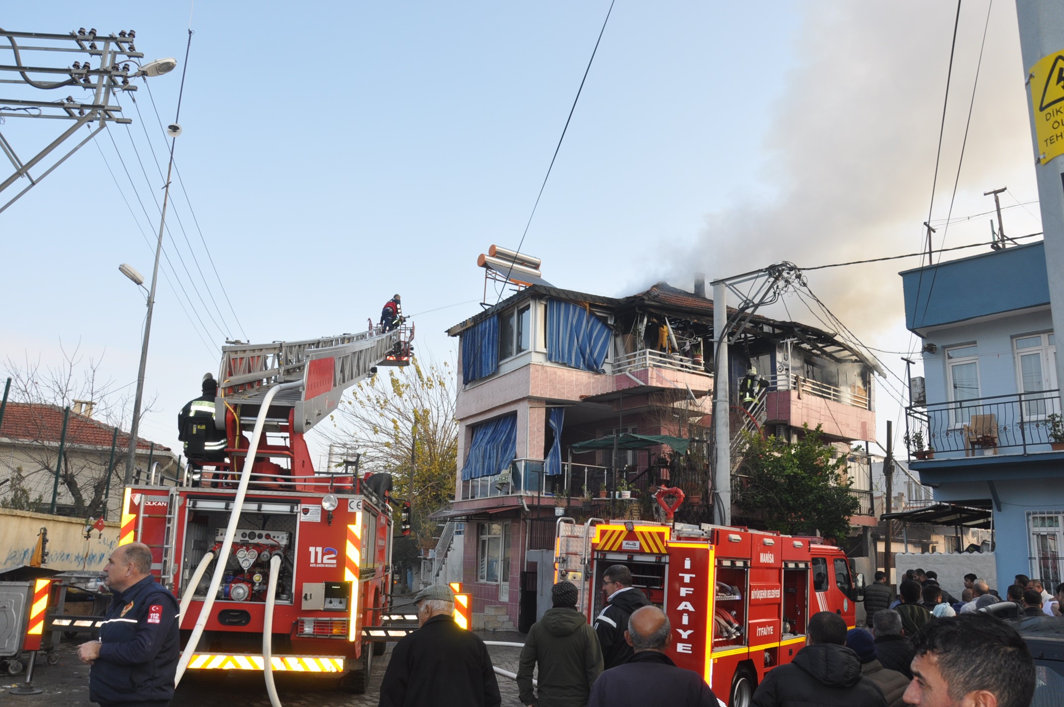 Manisa'da Korkutan Yangın (1)