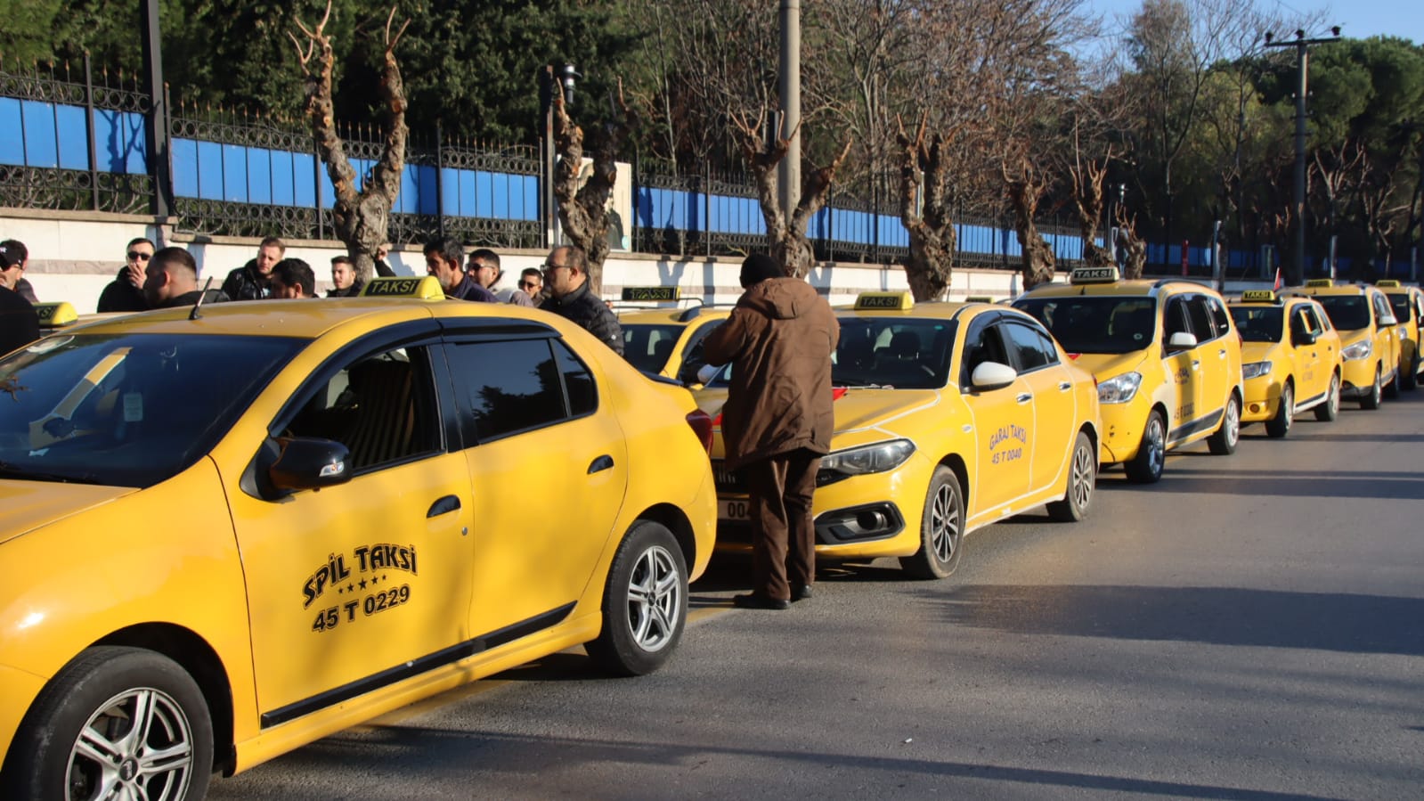 Manisa'da Taksiciler Eylemde! Araçlar Ile Konvoy Yaptılar (1)