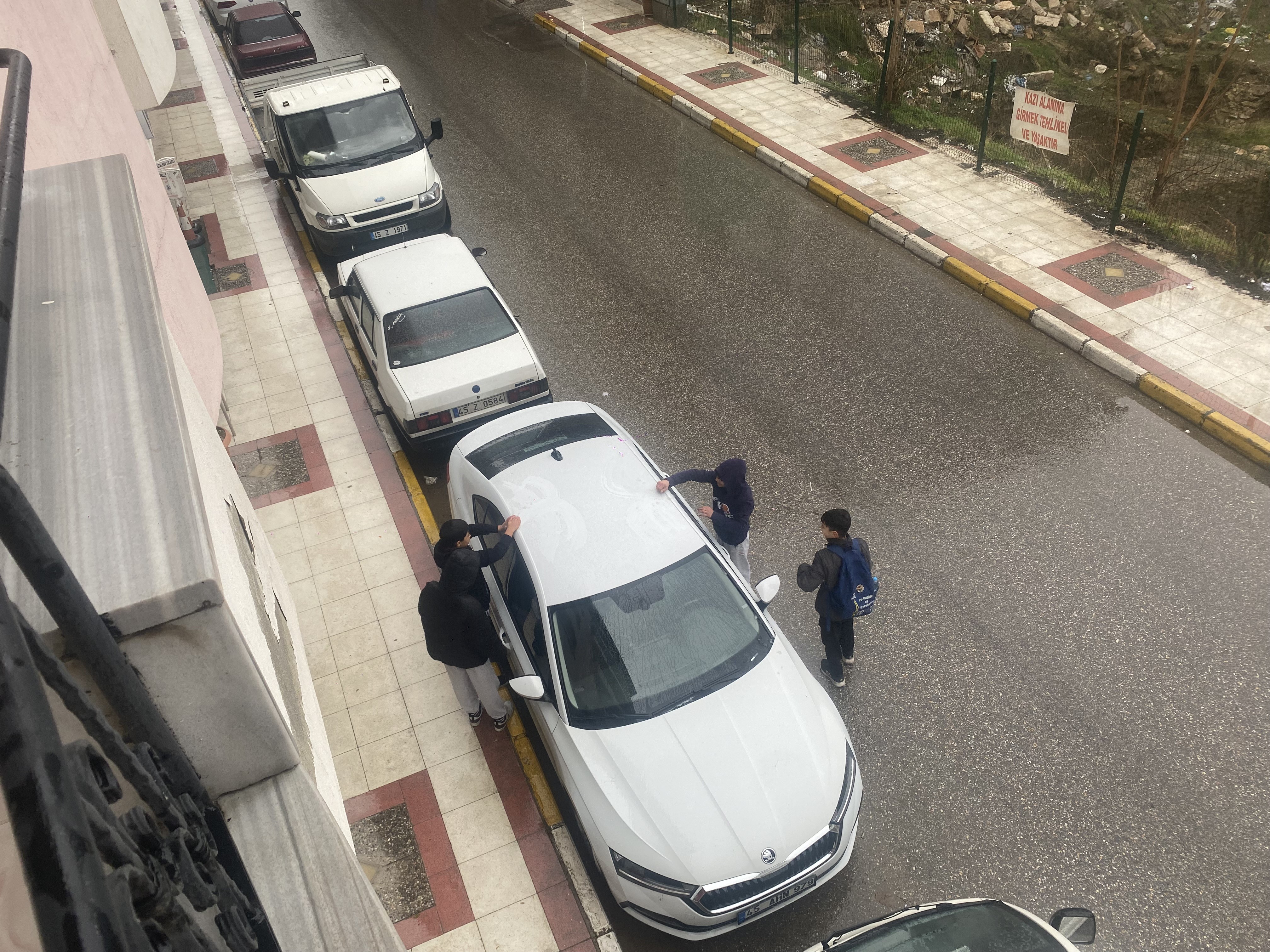 Manisa'nıın Alaşehir Ilçesine Mevsimin Ilk Kar Yağışı Başladı. Yüksek Kesimlerde Yaklaşık 10 Santimetreye Ulaşan Kar Yağışı, Alaşehir Ilçe Merkezinde Sabah Saatlerinde Etkili Olmaya Başladı (2)