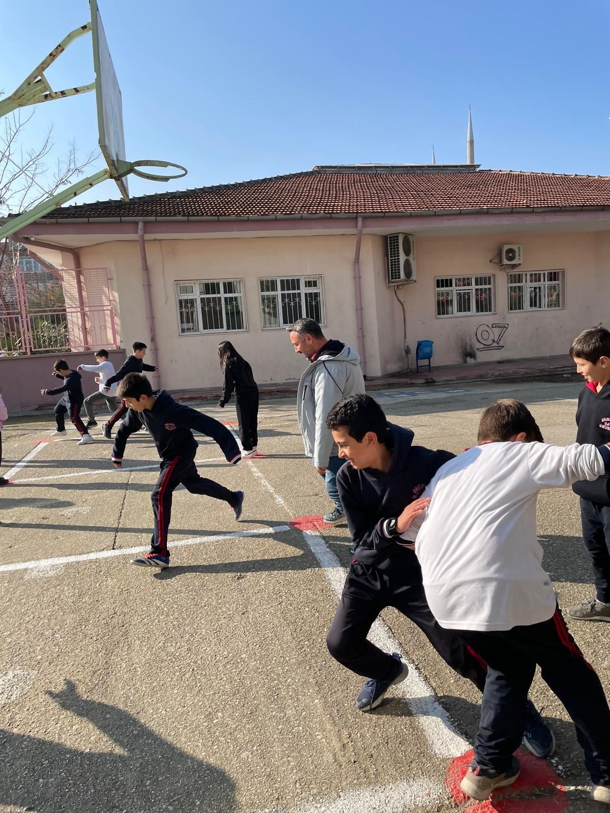 Renkli Eller, Okul Bahçesine Geleneksel Çocuk Oyun Alanları Çizdi (1)-1