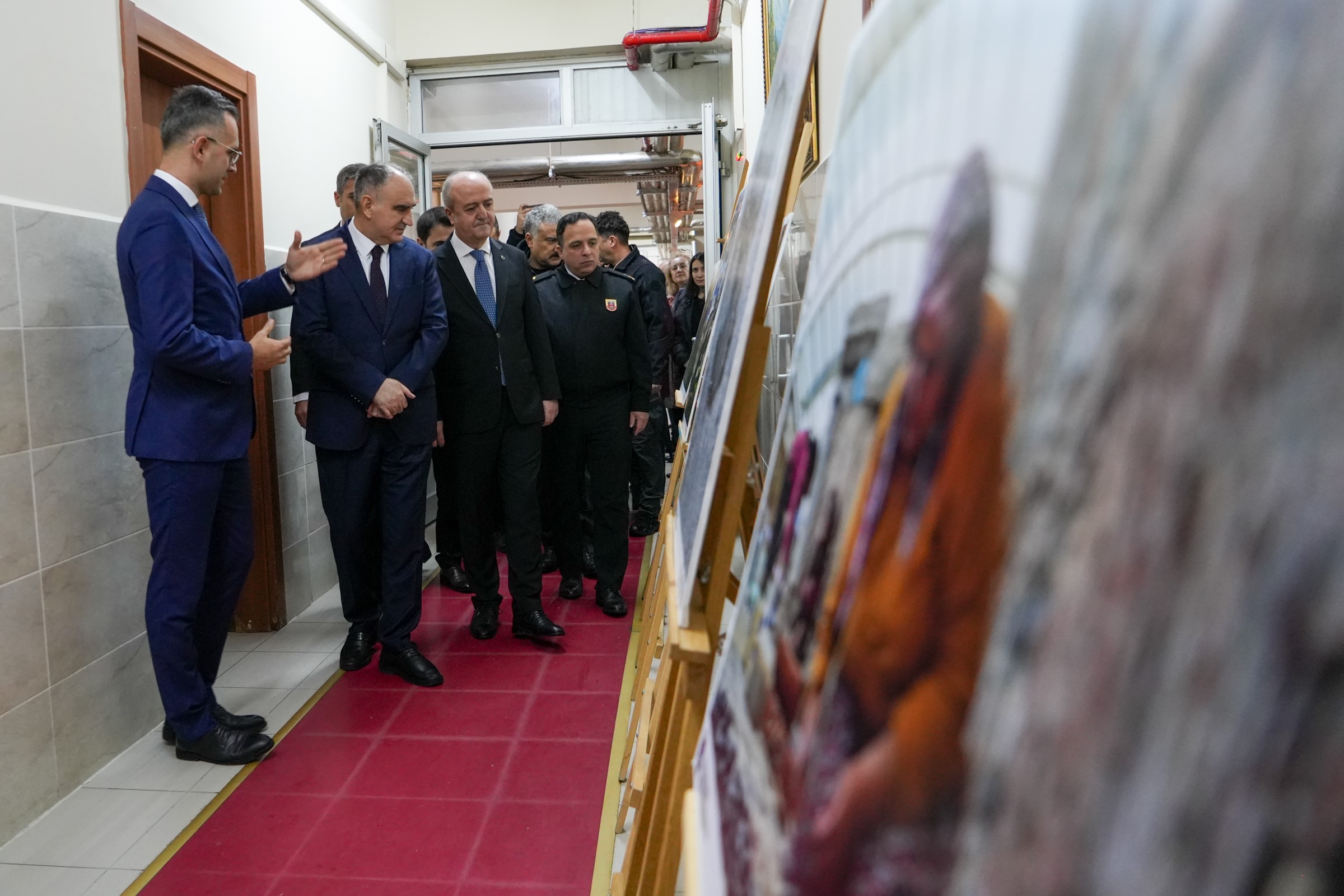 Vali Özkan, Özgürlüğün Renkleri Sergisini Açtı (6)