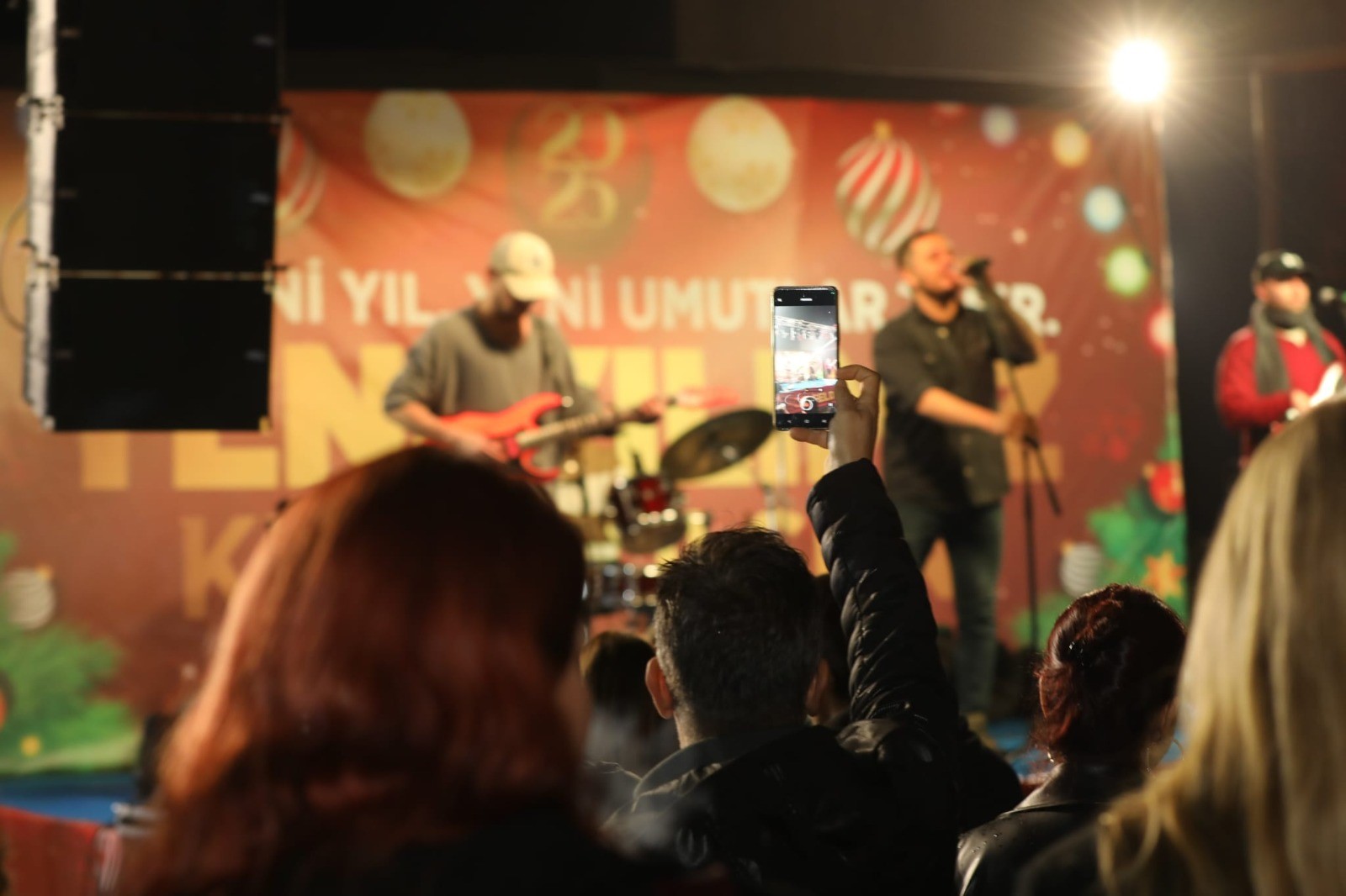 Yunusemre Belediyesi 100. Yıl Meydanı'nda Sahne Alan Grup Curcuna, Söylediği Rock Ve Pop Parçalarla Meydanı Dolduran Müzikseverlerin Kulaklarının Pasını Sildi. (4)