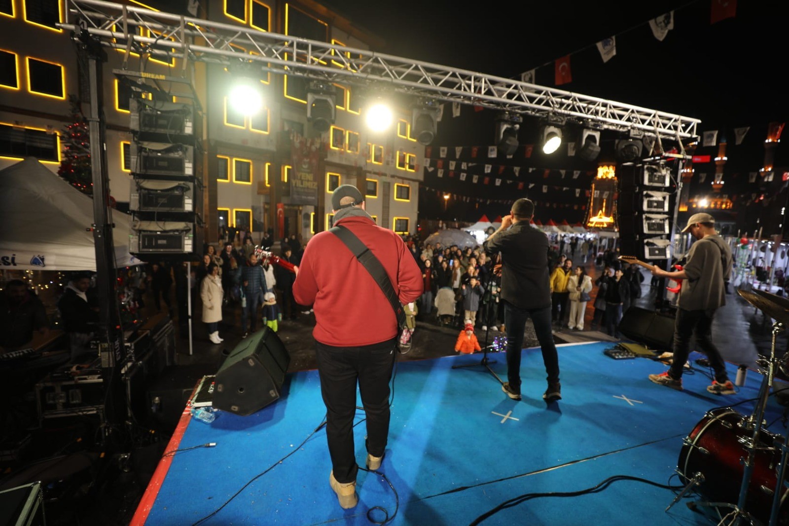 Yunusemre Belediyesi 100. Yıl Meydanı'nda Sahne Alan Grup Curcuna, Söylediği Rock Ve Pop Parçalarla Meydanı Dolduran Müzikseverlerin Kulaklarının Pasını Sildi. (5)