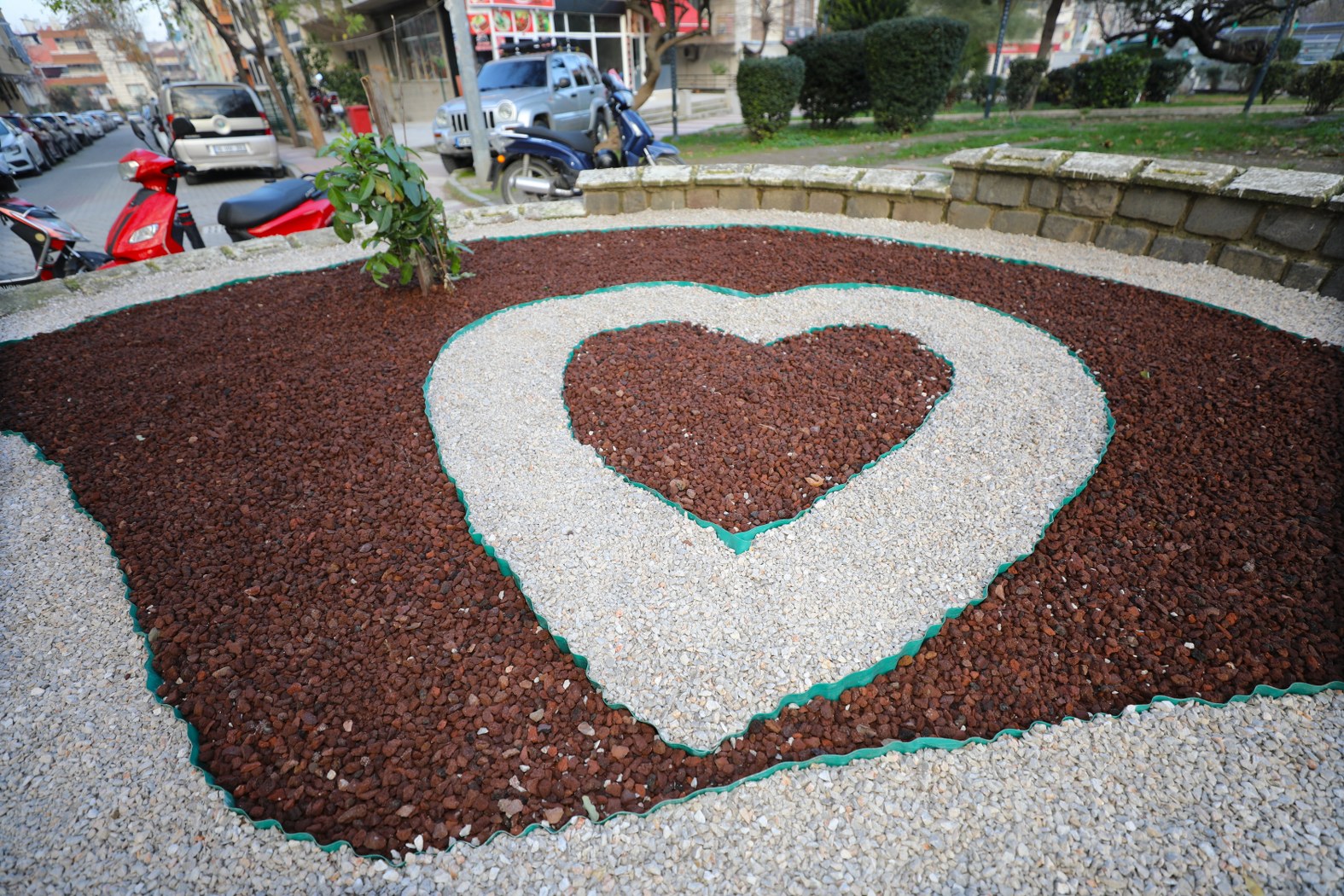 Yunusemre Belediyesi, Park Ve Bahçeler Müdürlüğü Ekipleri Iş Birliğinde Ilçeyi Estetik Görünüme Karıştırıyor (2)