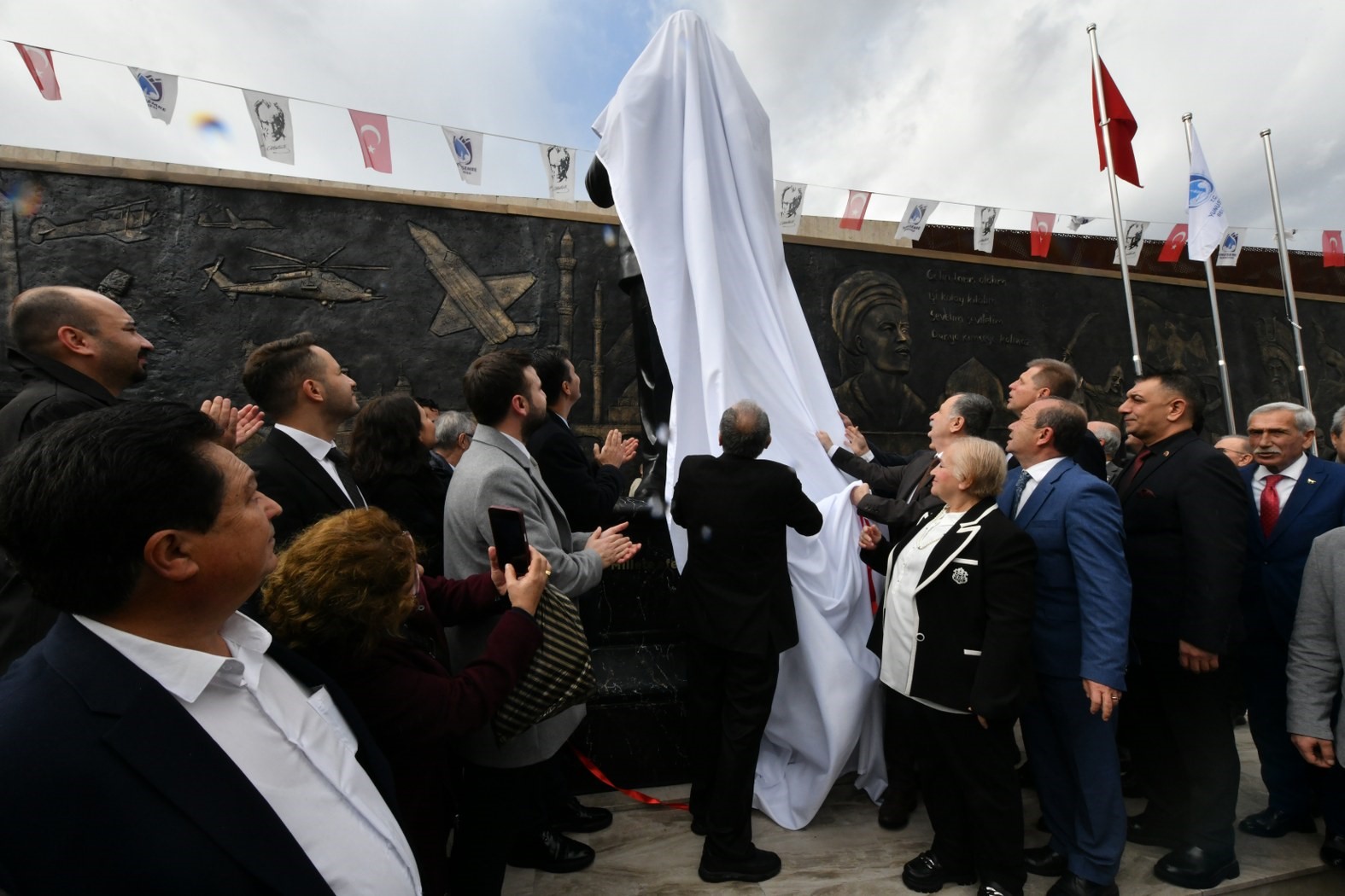 Yunusemre Belediyesi'nce 100. Yıl Meydanı'na Konumlandırılan Gazi Mustafa Kemal Atatürk Heykelinin Açılışı Törenle Yapıldı. (2)