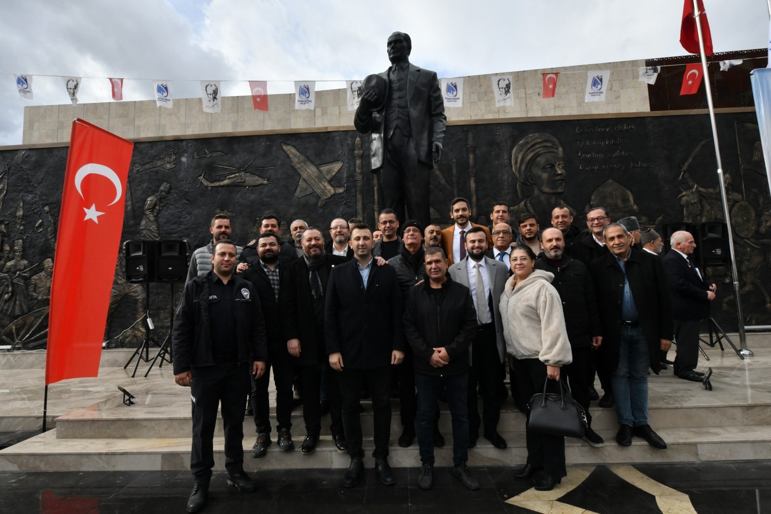 Yunusemre Belediyesi'nce 100. Yıl Meydanı'na Konumlandırılan Gazi Mustafa Kemal Atatürk Heykelinin Açılışı Törenle Yapıldı. (4)