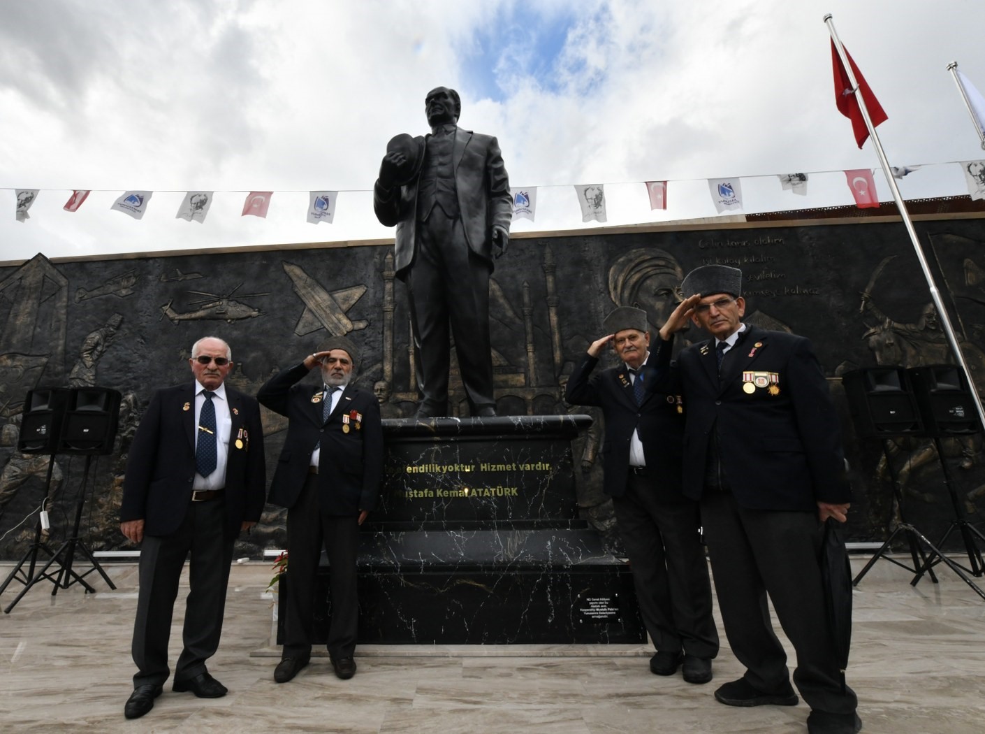 Yunusemre Belediyesi'nce 100. Yıl Meydanı'na Konumlandırılan Gazi Mustafa Kemal Atatürk Heykelinin Açılışı Törenle Yapıldı. (8)