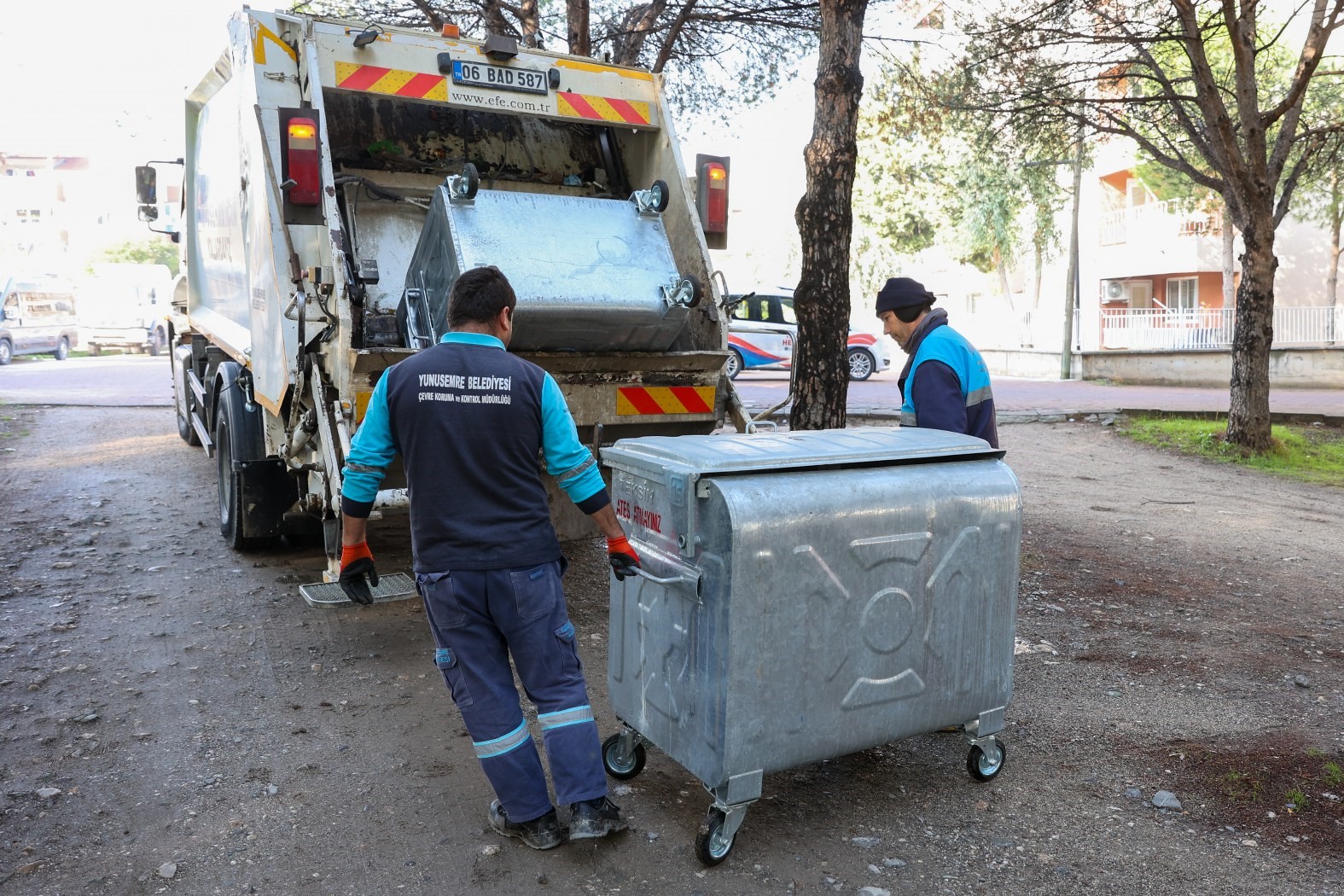 Yunusemre’de Çöp Konteynerleri Yenileniyor (1)