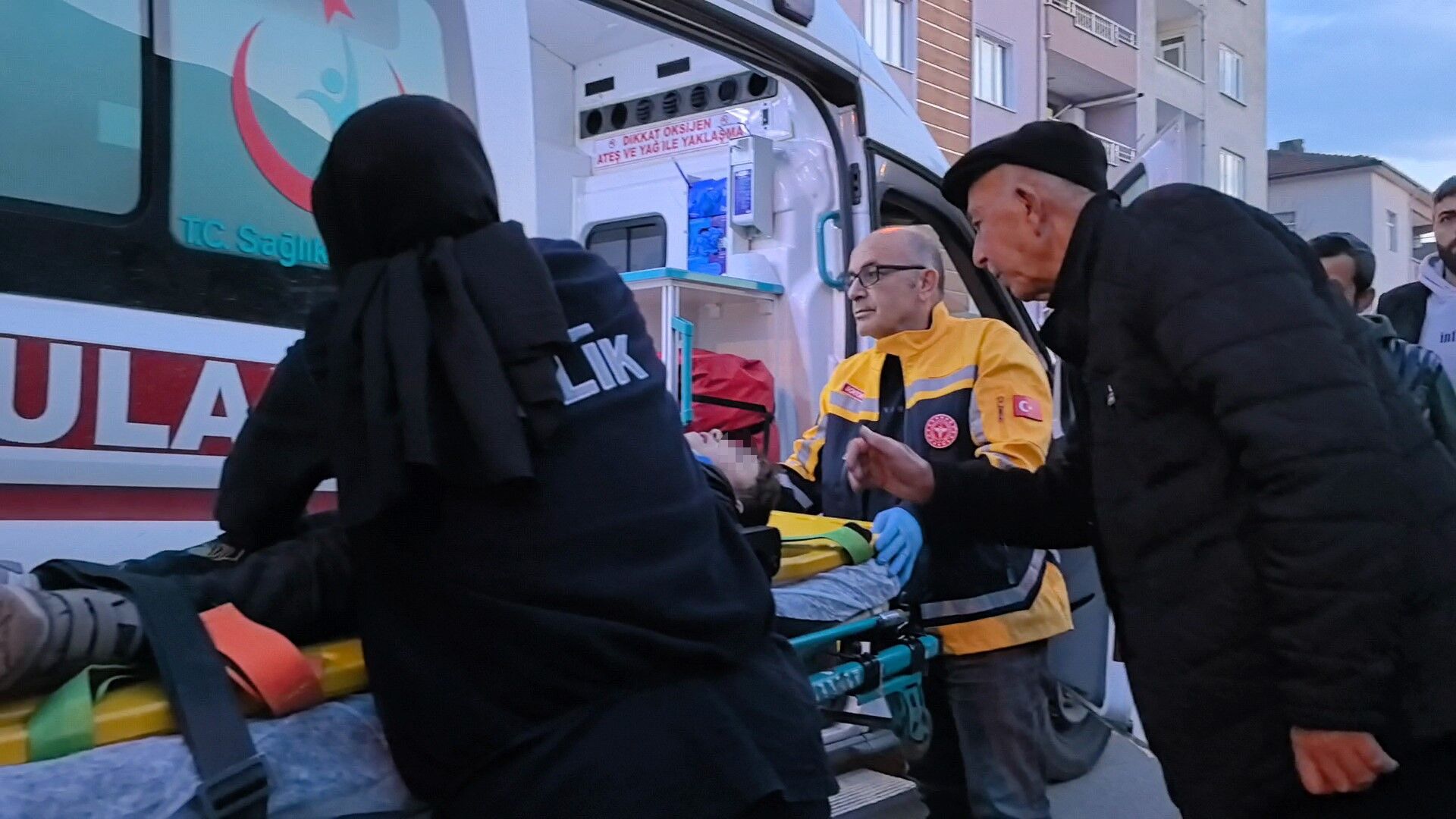 6 Yaşındaki Çocuğa Minibüs Çarptı Yoldan Geçen Vatandaş Kendi Çocuğu Olmadığını Anlayıp Yoluna Devam Etti (2)