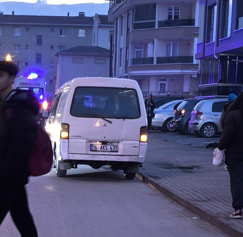 6 Yaşındaki Çocuğa Minibüs Çarptı Yoldan Geçen Vatandaş Kendi Çocuğu Olmadığını Anlayıp Yoluna Devam Etti (3)