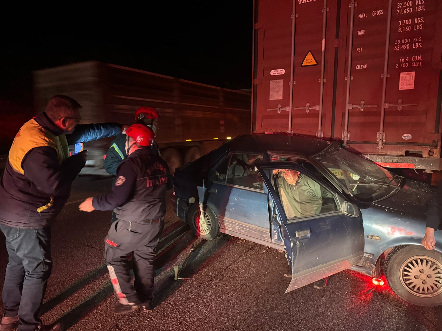 Manisa Kula'da feci kaza: Otomobil, yol kenarındaki tıra çarptı: 2 ağır yaralı