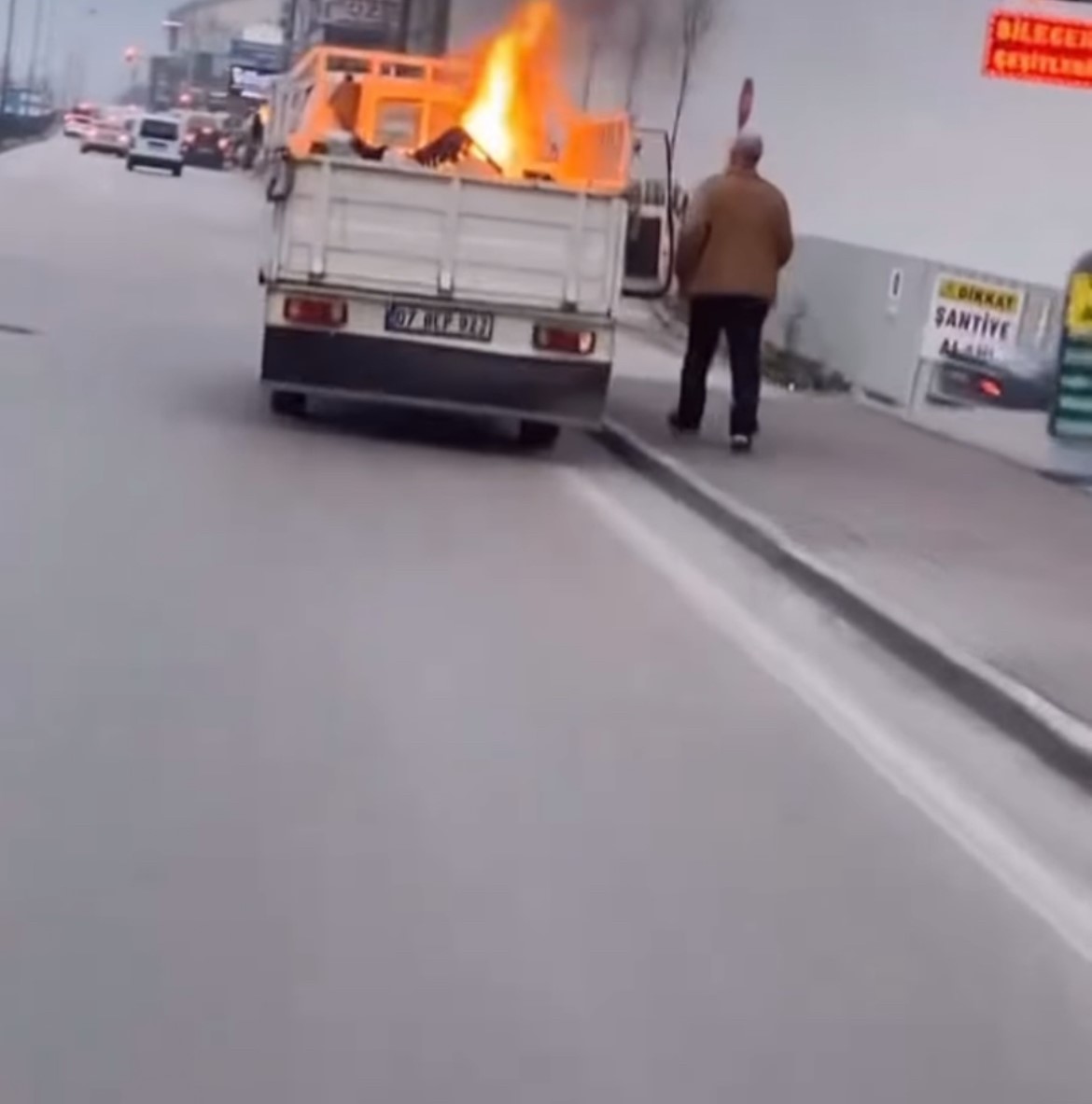 Attığı Sigara Kamyonetin Kasasındaki Malzemeleri Tutuşturdu (2)