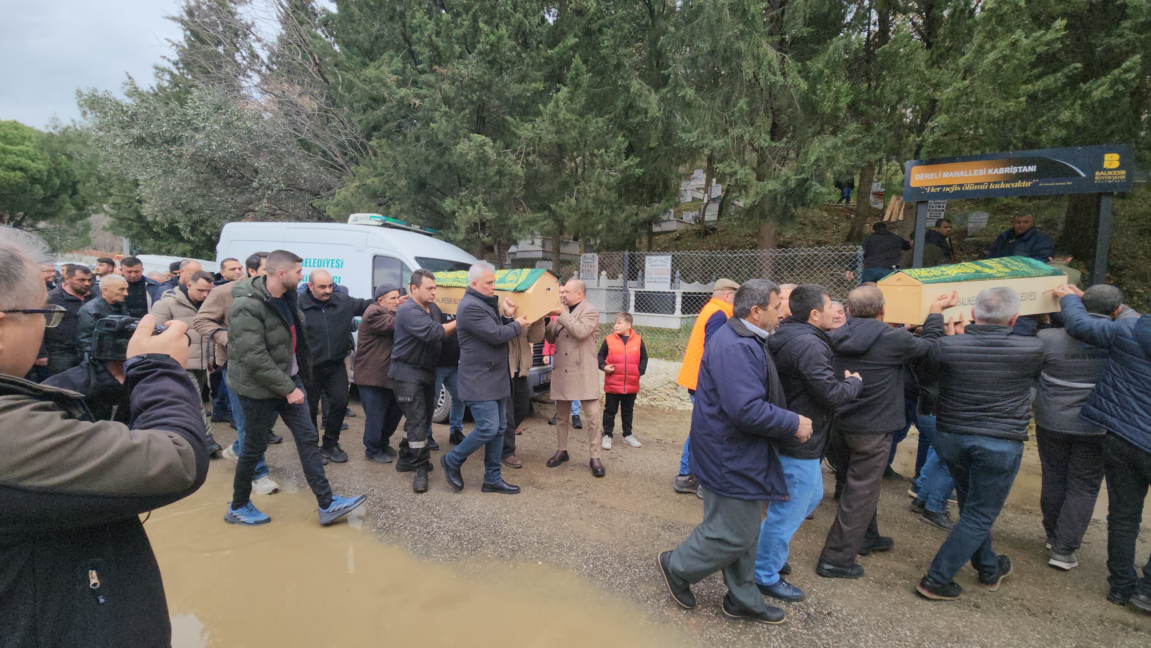 Balıkesir'deki Yangında Ölen Kardeşlerin Son Görüntüleri Yürekleri Dağladı (3)