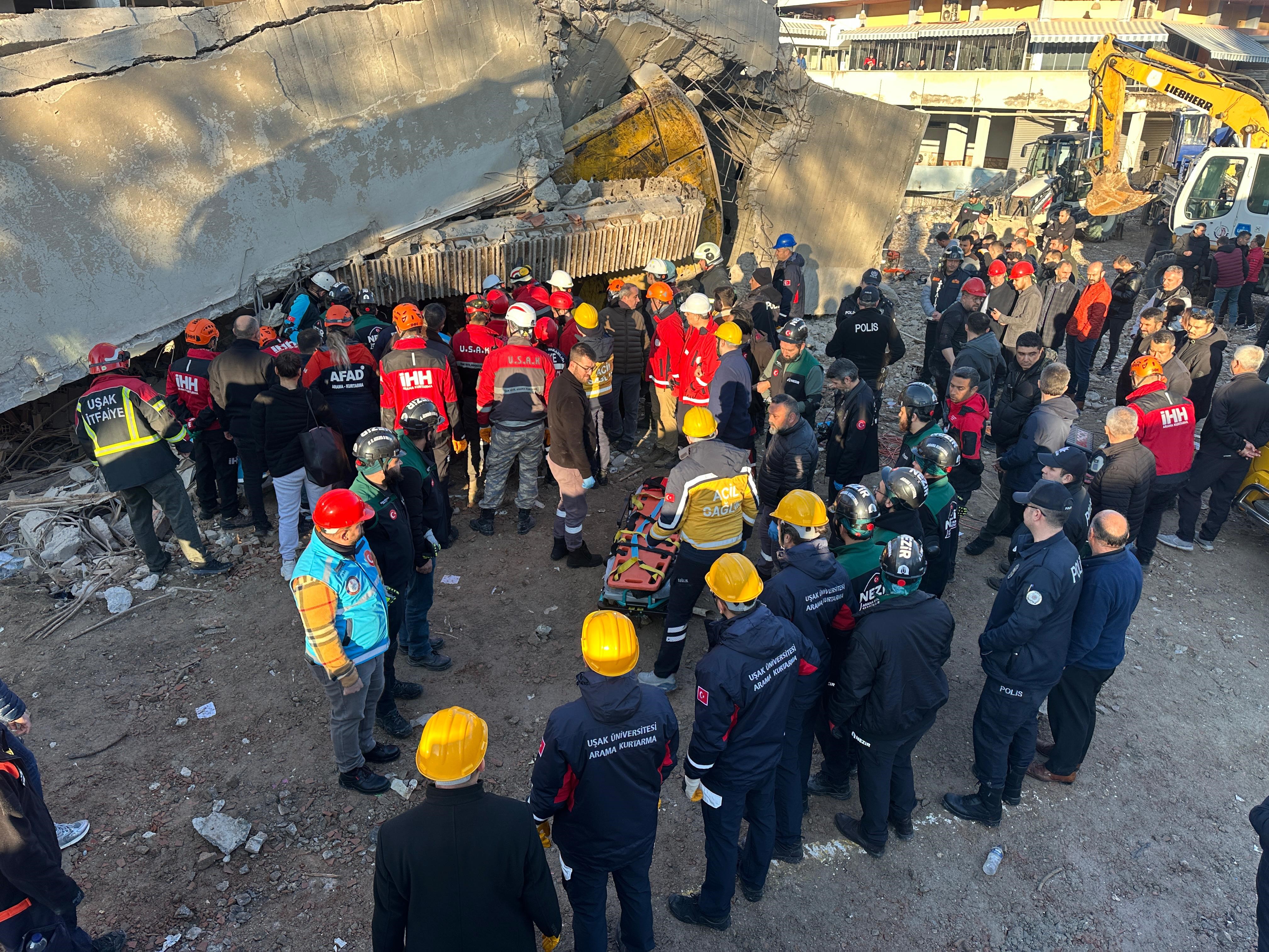 Enkaz Altında Kalan Iş Makinesi Operatörünün Cansız Bedenine Ulaşıldı (1)