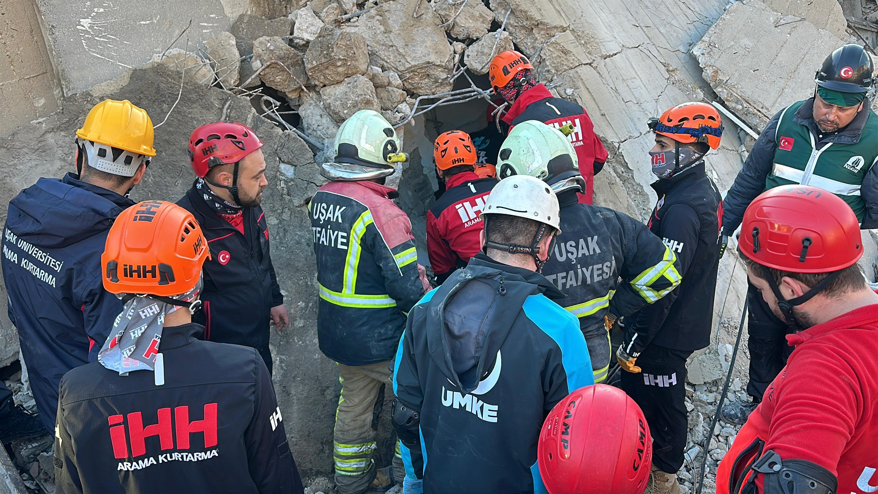 Enkaz Altında Kalan Iş Makinesi Operatörünün Cansız Bedenine Ulaşıldı (3)