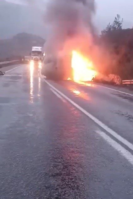 İzmir’deki Kazada Can Pazarı 1 Kişi Yanarak Öldü, 3 Kişi Yaralandı (2)