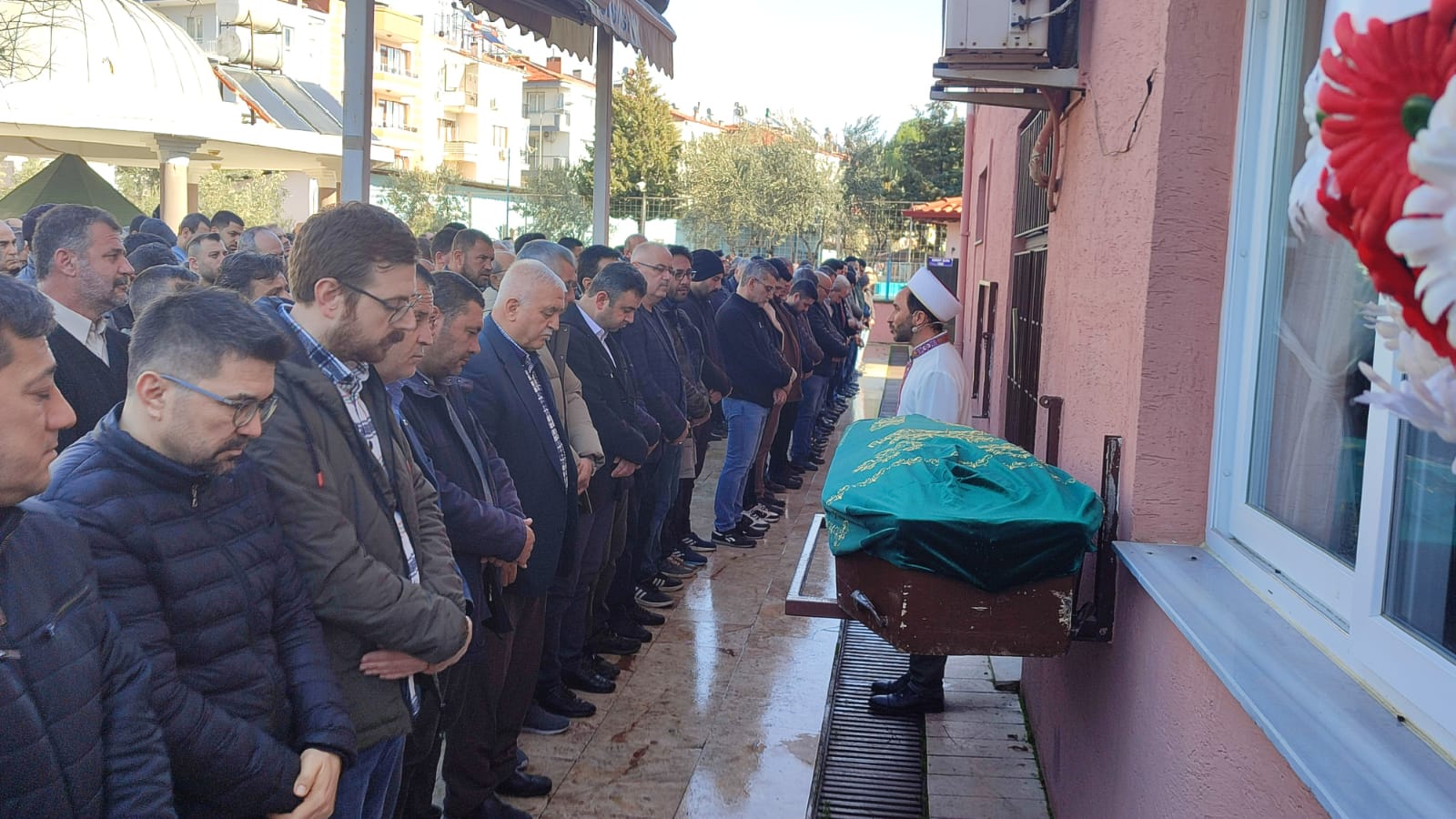  İzmir'in Ödemiş Ilçesinde Bisikletiyle Istinat Duvarını Aşarak Yola Düşmesi Sonucu Hayatını Kaybeden Çocuğun Cenazesi Toprağa Verildi (3)