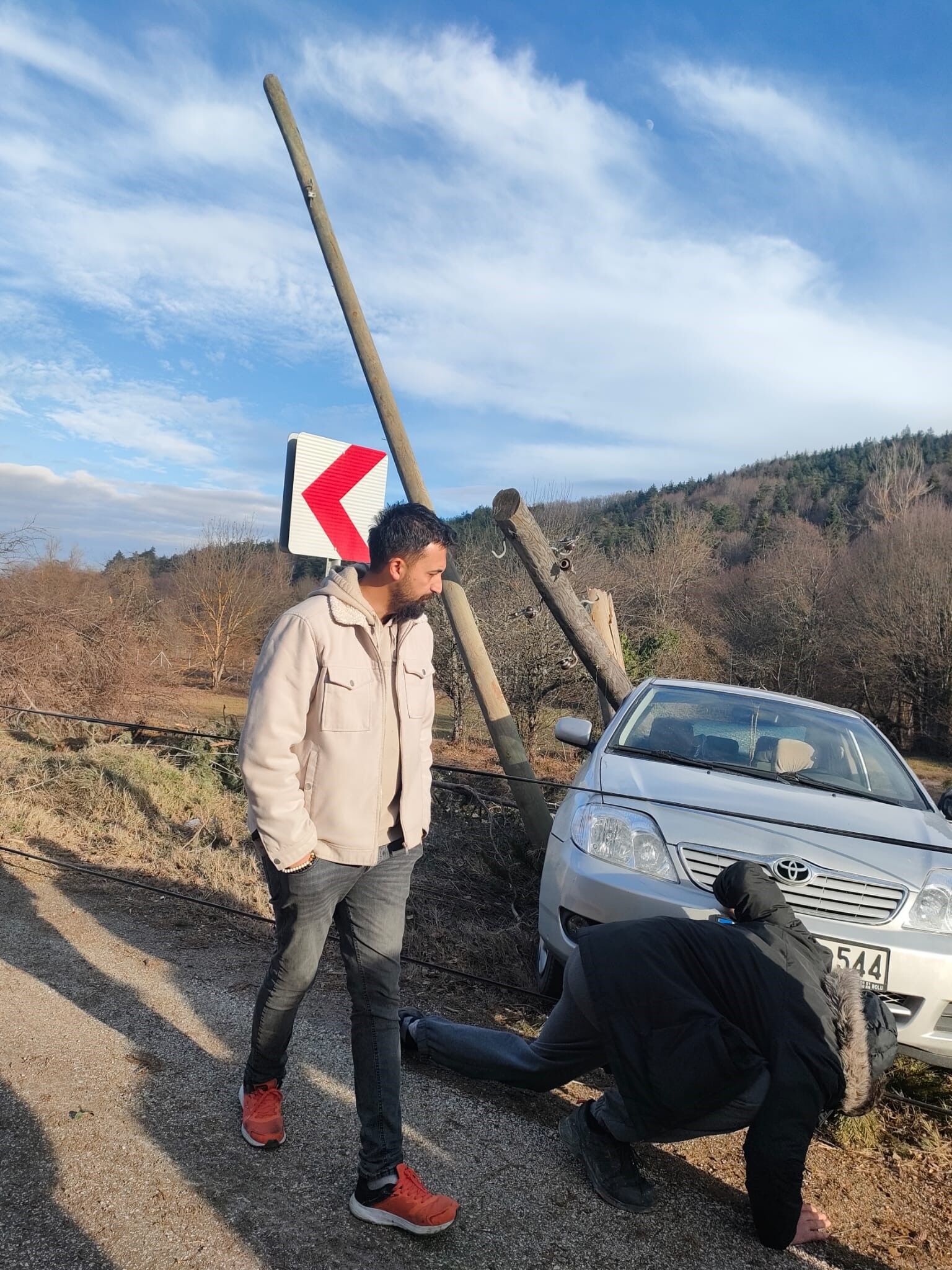 Kontrolden Çıkan Otomobil Elektrik Direğini Devirdi (4)