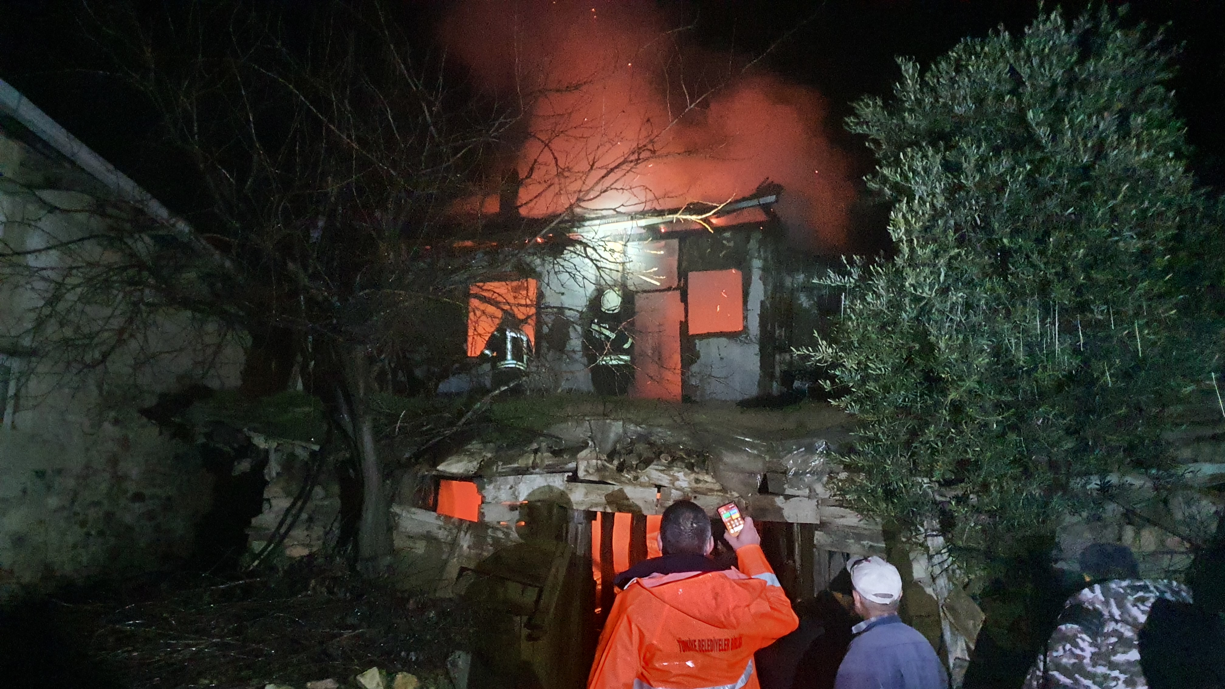 Manisa'da Ev Yangını Yangında Yaşlı Adam Dumandan Etkilendi (3)