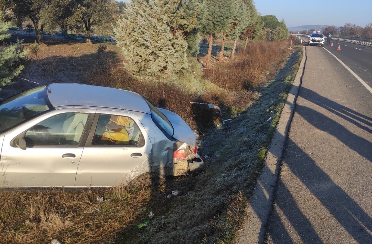 Manisa'nın Akhisar Ilçesinde Meydana Gelen Trafik Kazasında Araçta Bulunan Baba Hayatını Kaybederken Oğlu Da Yaralandı (2)