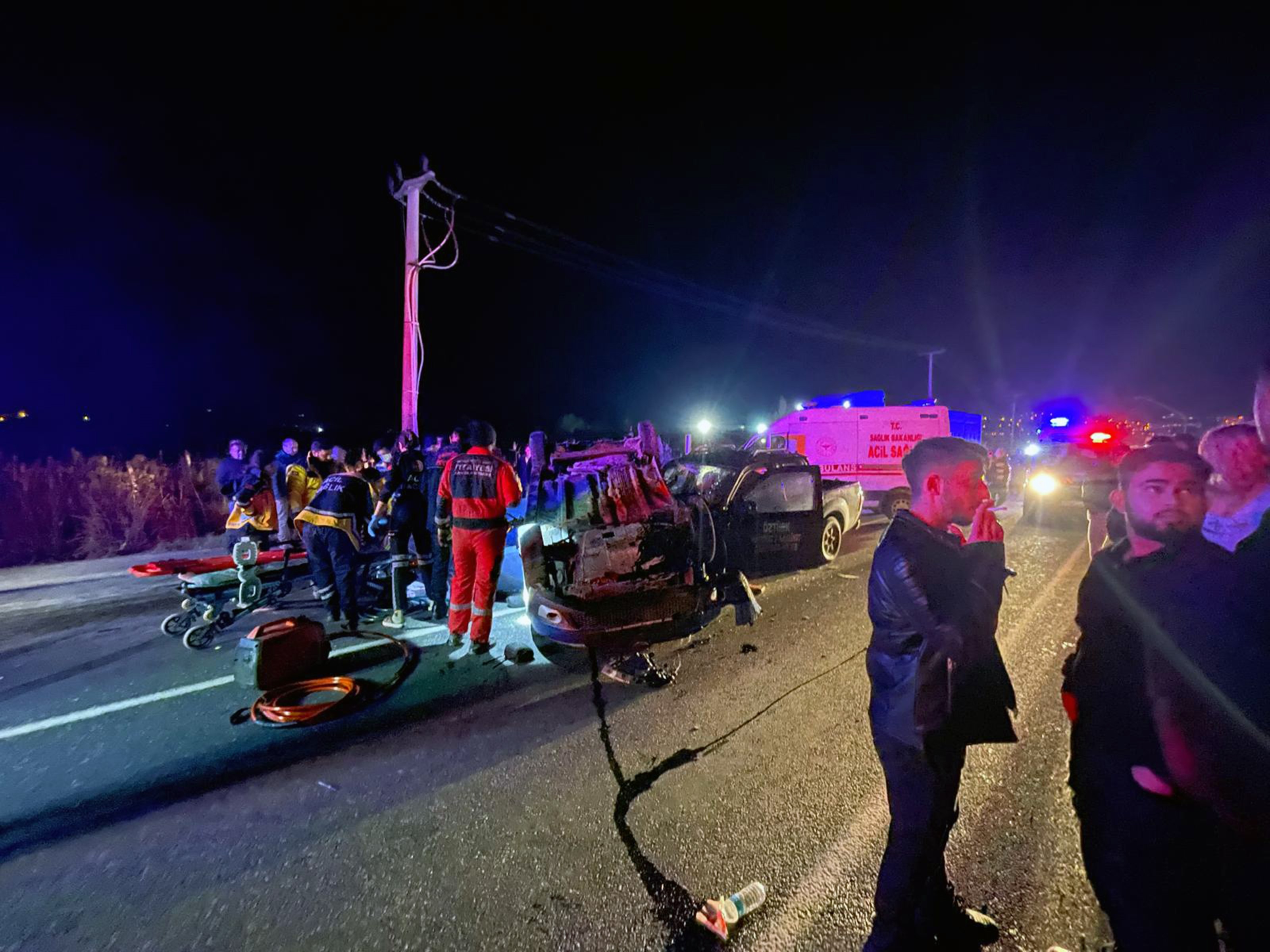 Muğla'da Birden Fazla Aracın Karıştığı Kazada Yaralılar Olduğu Bildirilirken, Olay Yerine Çok Sayıda Ambulans Sevk Edildi (1)